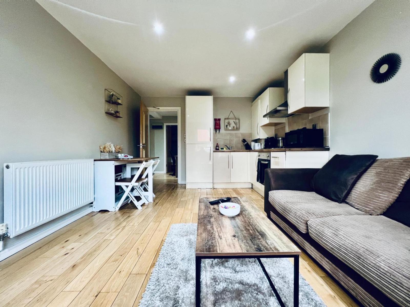 Lovely 4 bed (sleeps 8) apartment close to city view 3