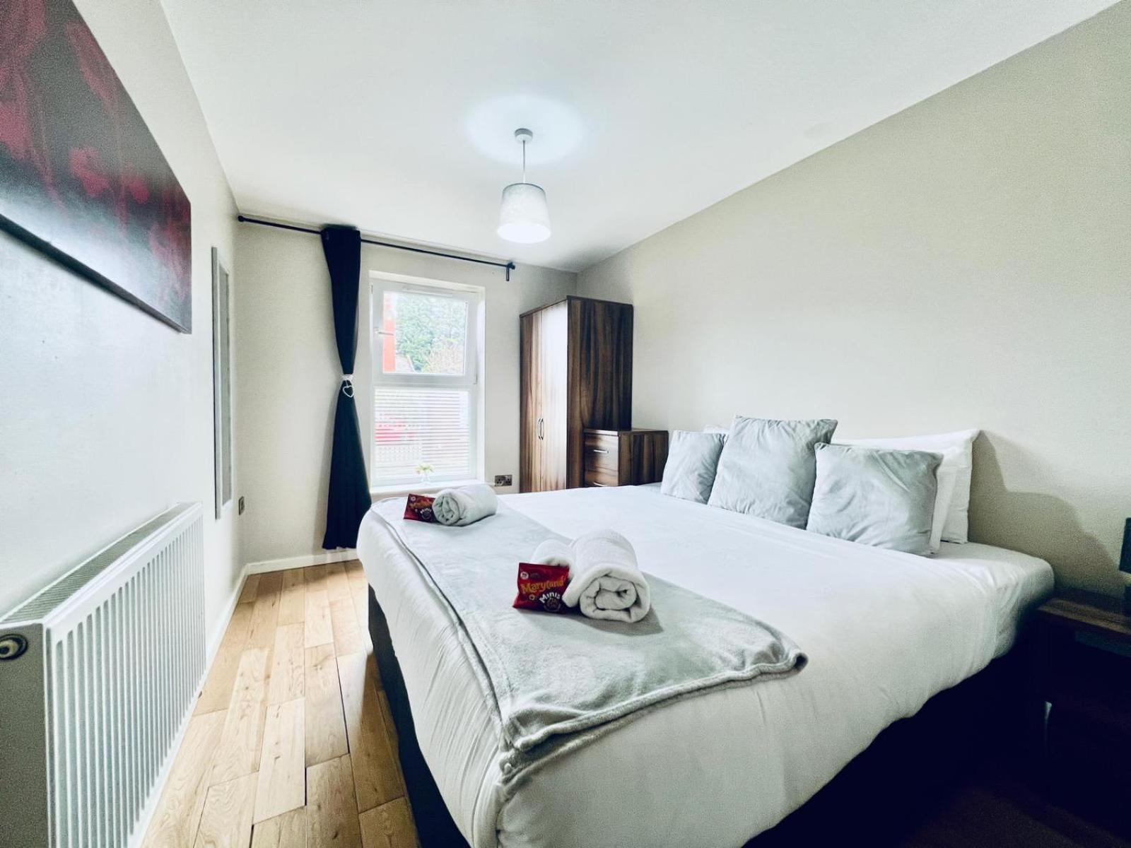 Lovely 4 bed (sleeps 8) apartment close to city view 4