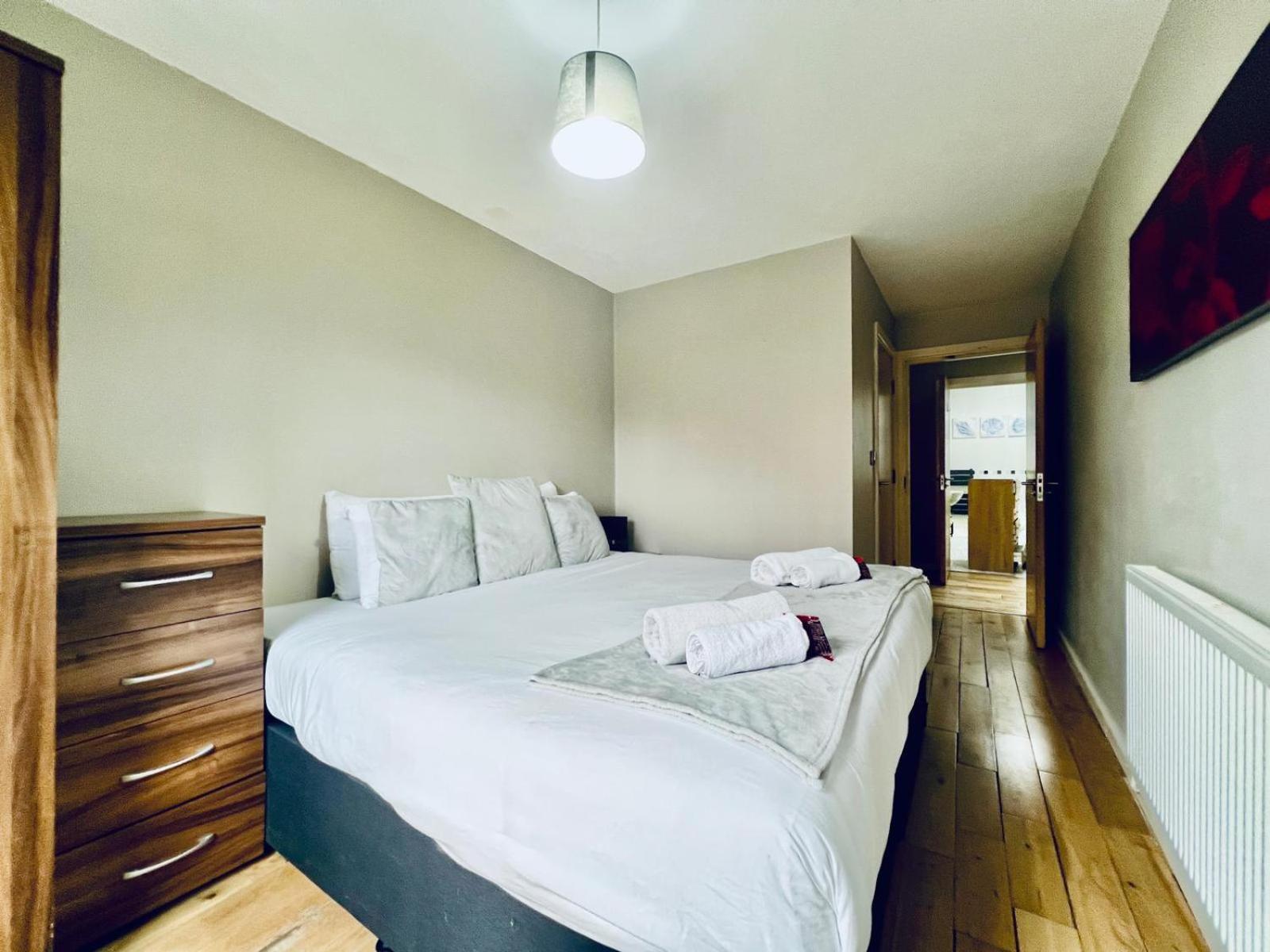 Lovely 4 bed (sleeps 8) apartment close to city view 5