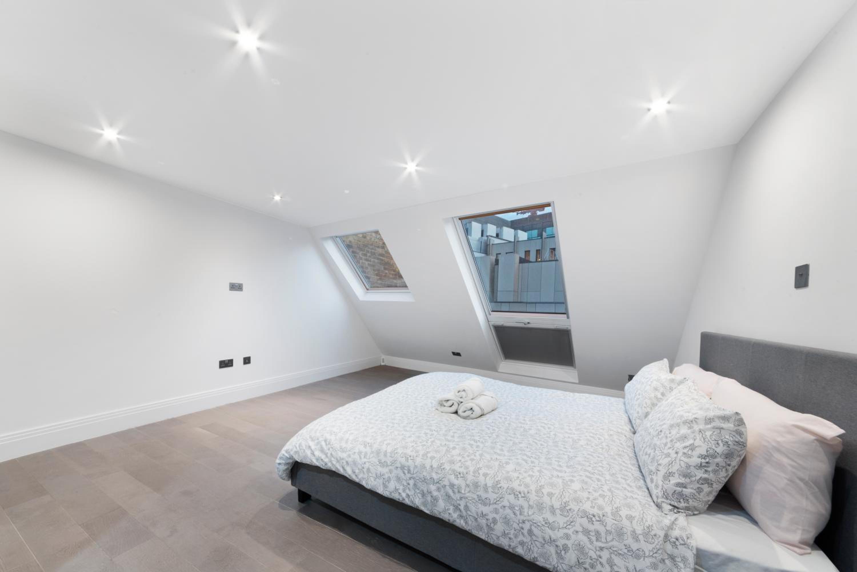Luxury Covent Garden duplex top floors 1 bed 4pl