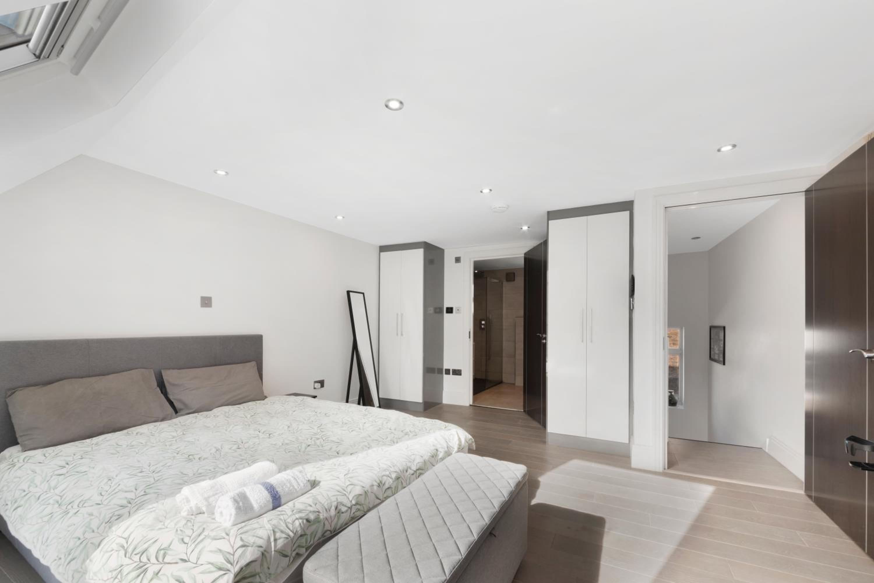 Luxury Covent Garden duplex top floors 1 bed 4pl