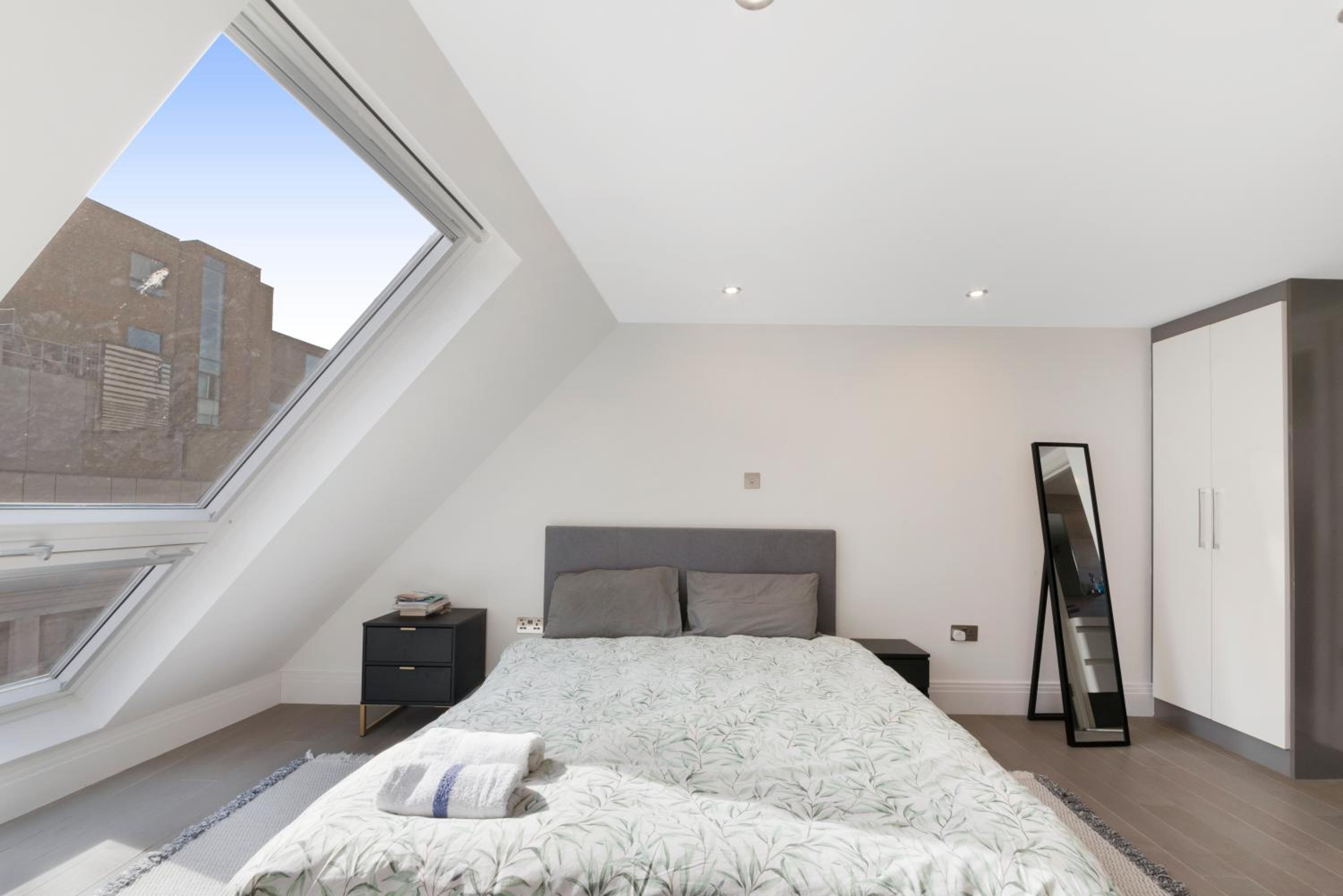 Luxury Covent Garden duplex top floors 1 bed 4pl