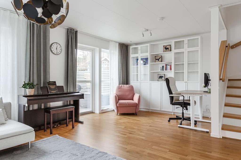 Cosy Family House With Outdoor Space view 2