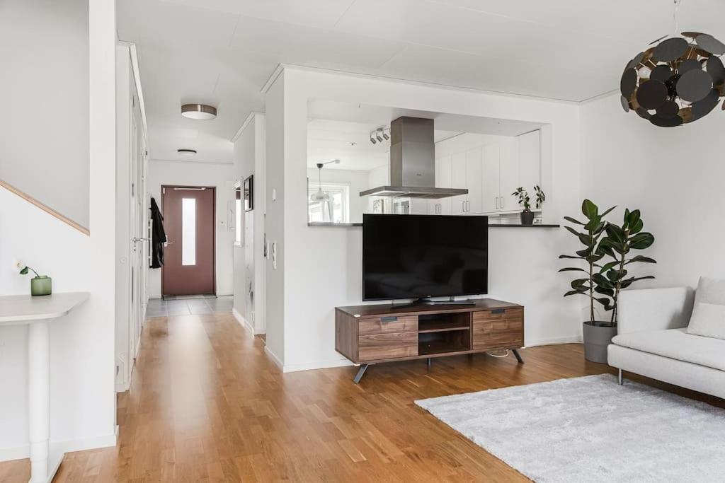 Cosy Family House With Outdoor Space view 3