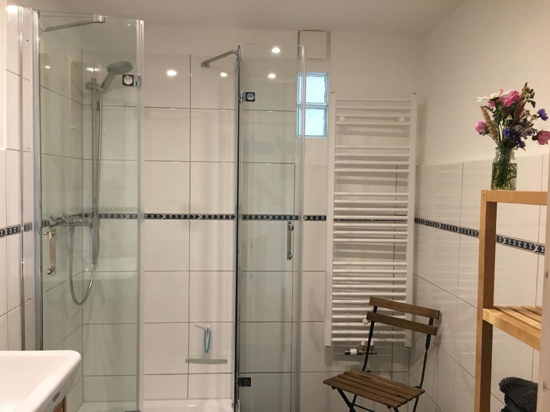 Freistehendes Reetdachhaus auf einem großen Grundstück in ruhiger Umgebung