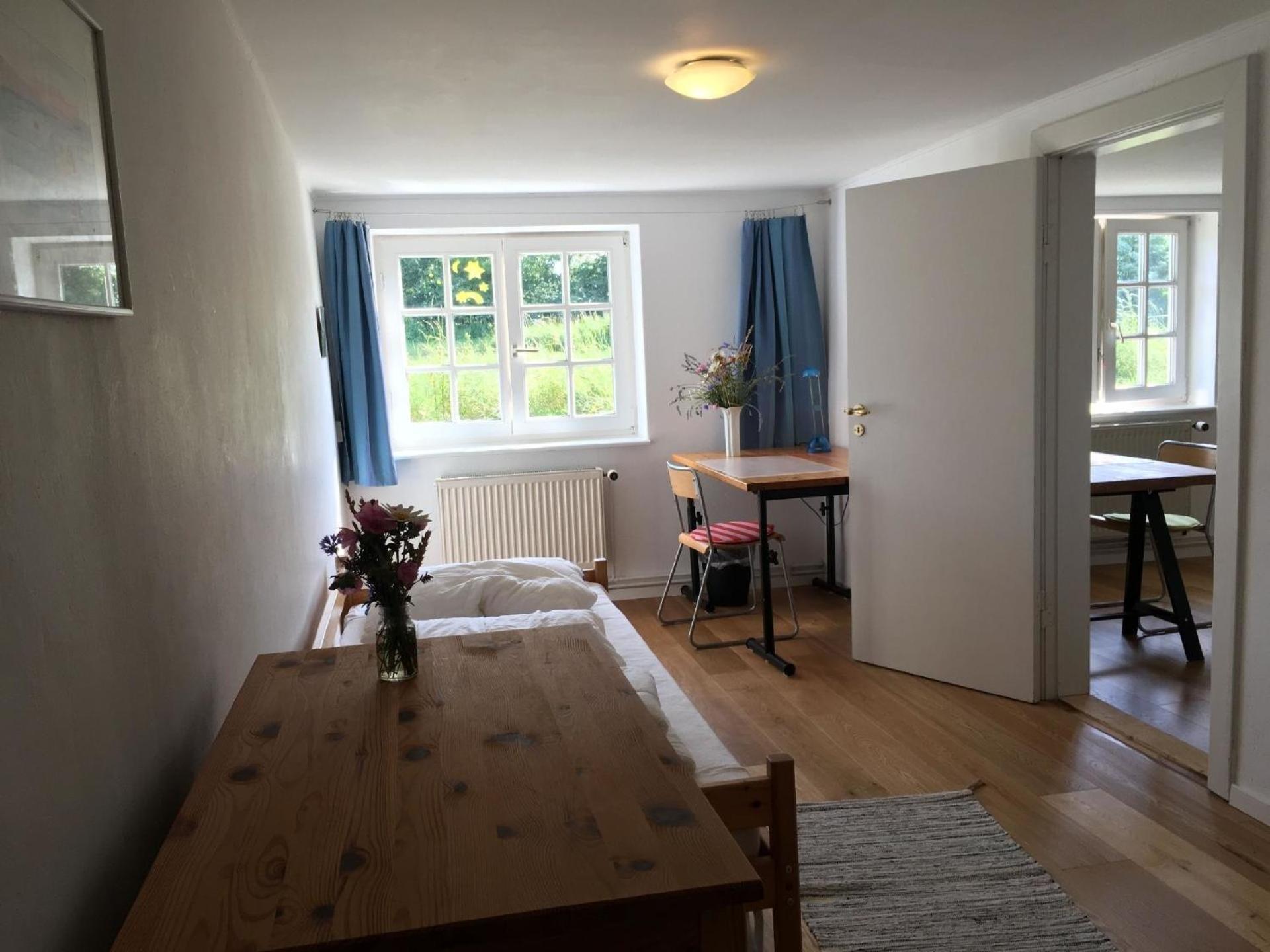 Freistehendes Reetdachhaus auf einem großen Grundstück in ruhiger Umgebung