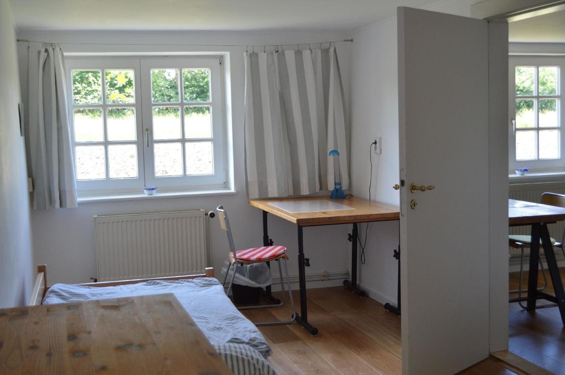 Freistehendes Reetdachhaus auf einem großen Grundstück in ruhiger Umgebung