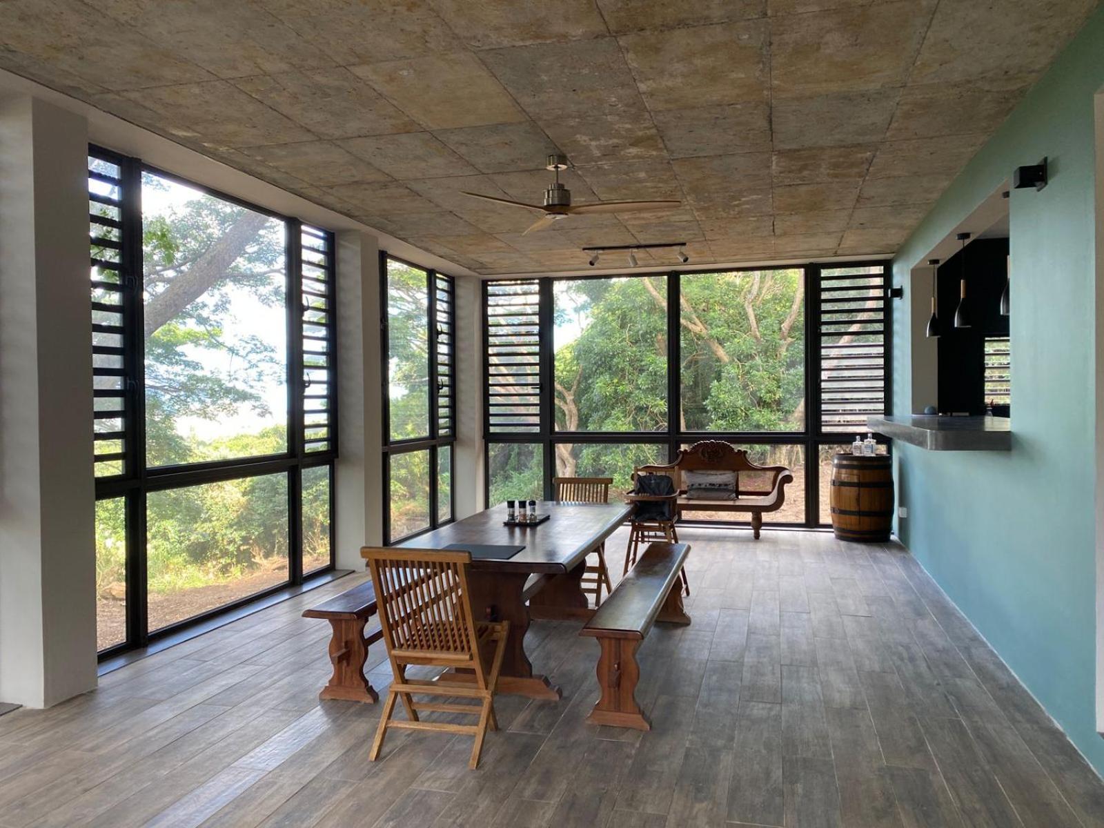 Superbe chalet 4 suites & Spa au centre de l'ile view 2