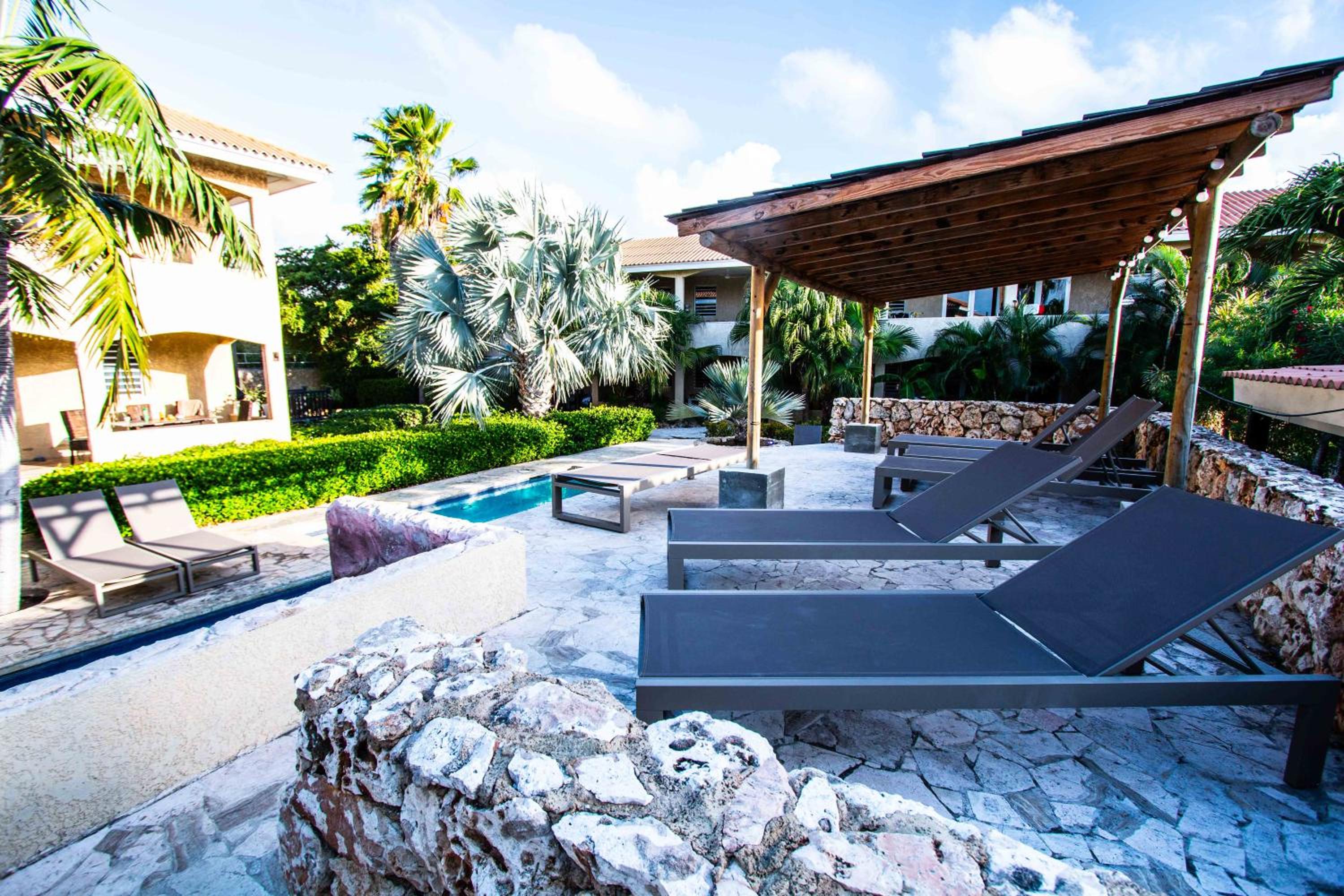 CocoCasa 22 Stylish Luxury Apartment with Pool near Jan Thiel Beach