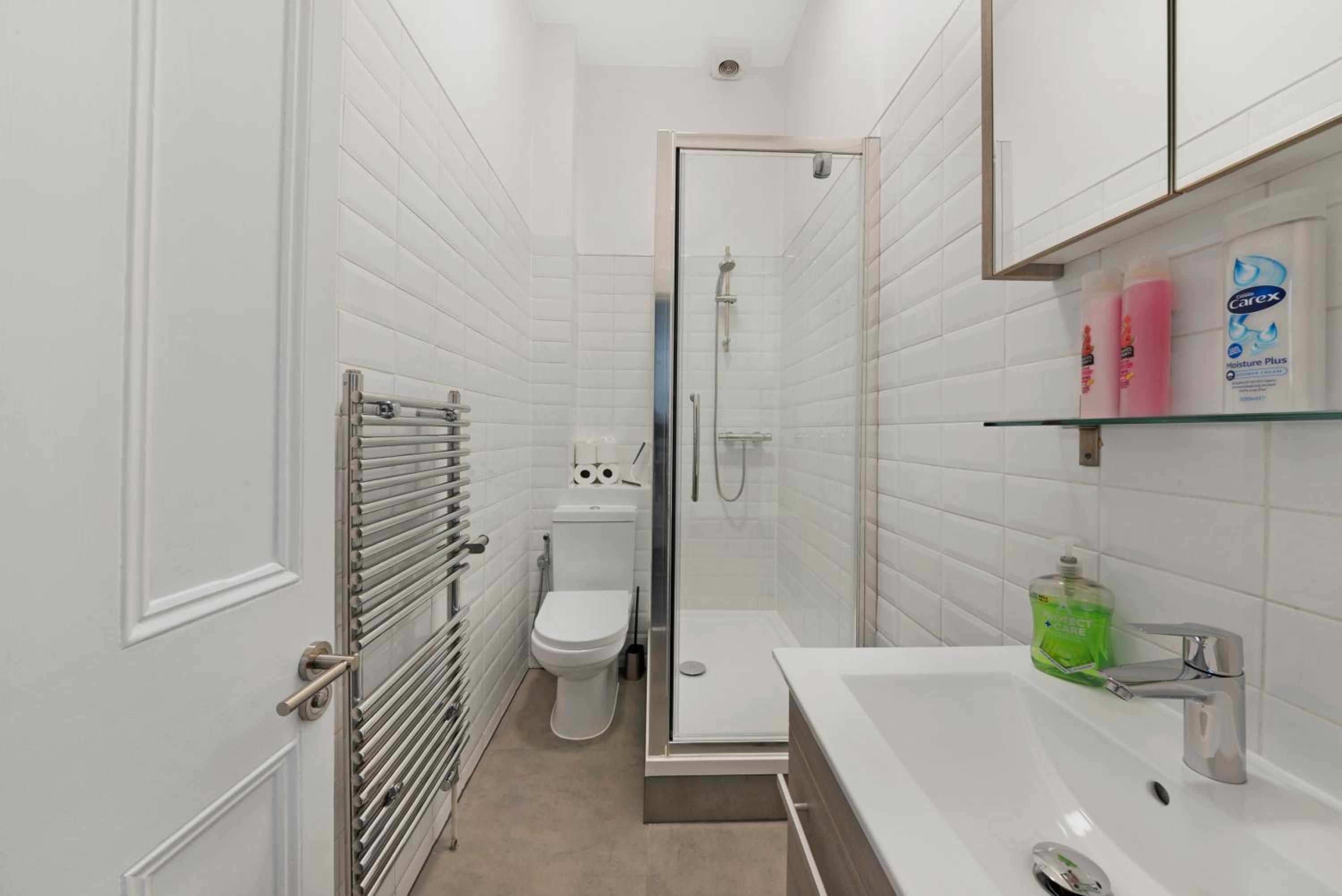 Avenue Road Raised Ground Floor Apartment W3 Sleeps 4