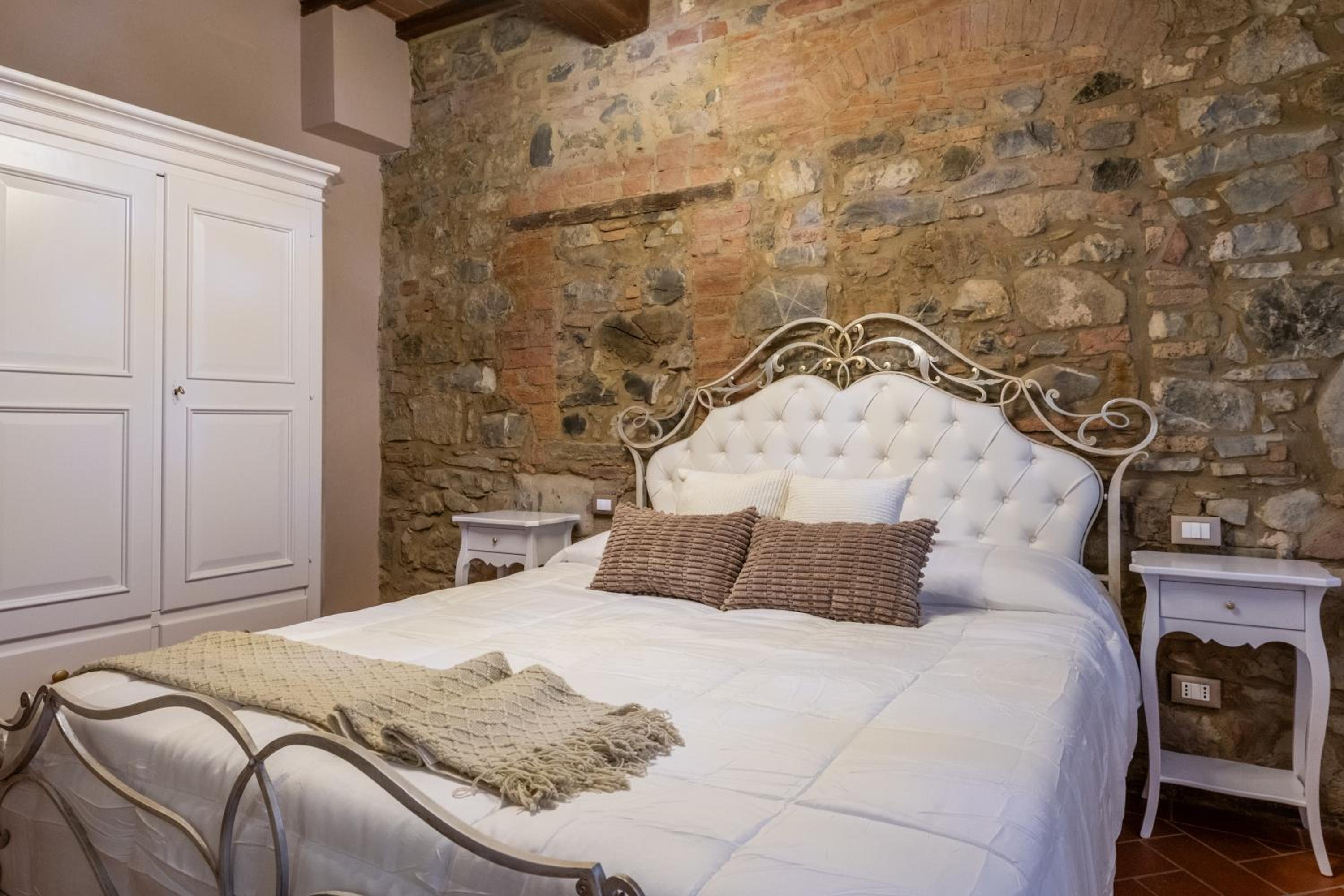 Villa Le Polle di Meletro - Exclusive Tuscan Villa with Private Pool & Panoramic Glass Sauna
