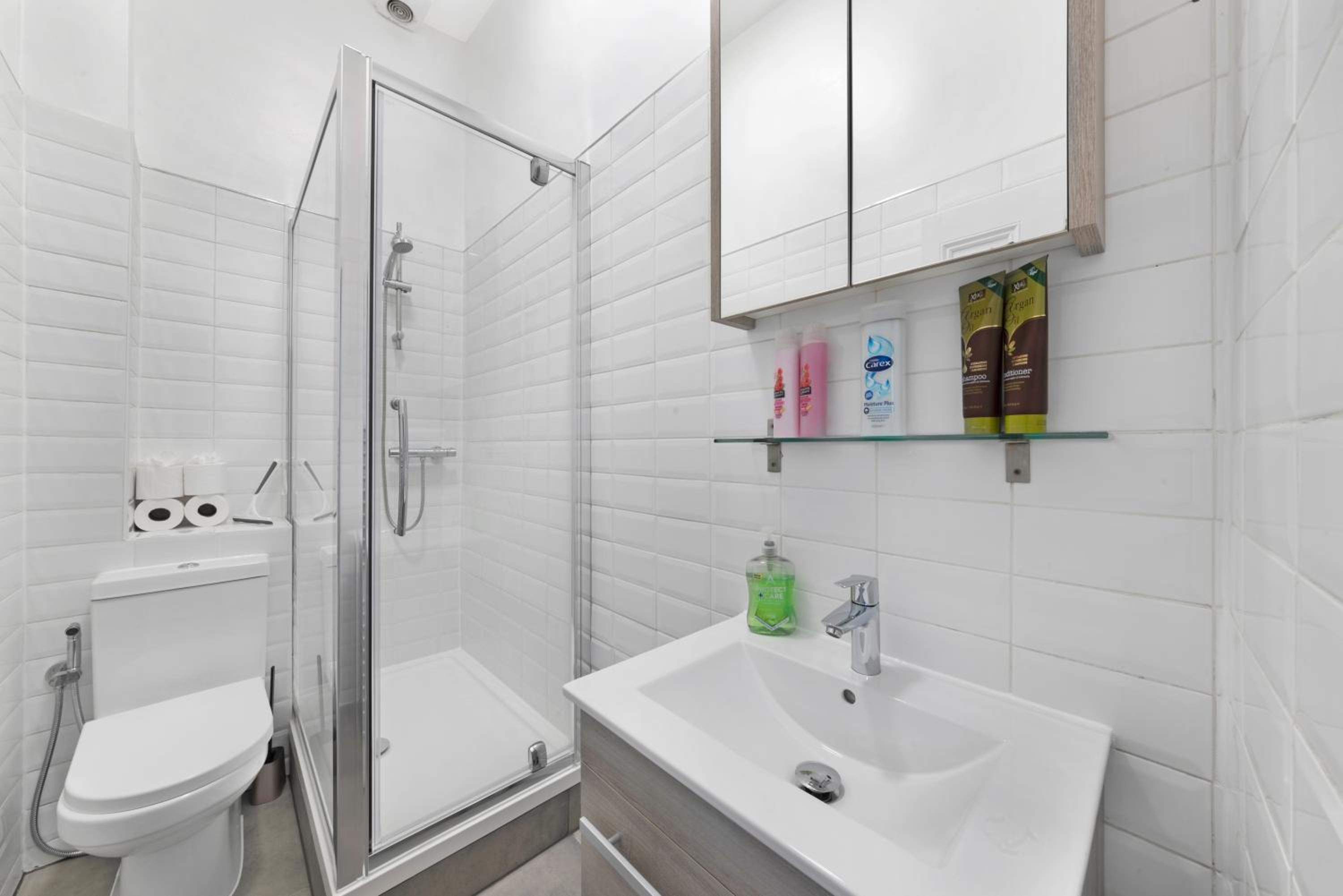 Avenue Road Raised Ground Floor Apartment W3 Sleeps 4