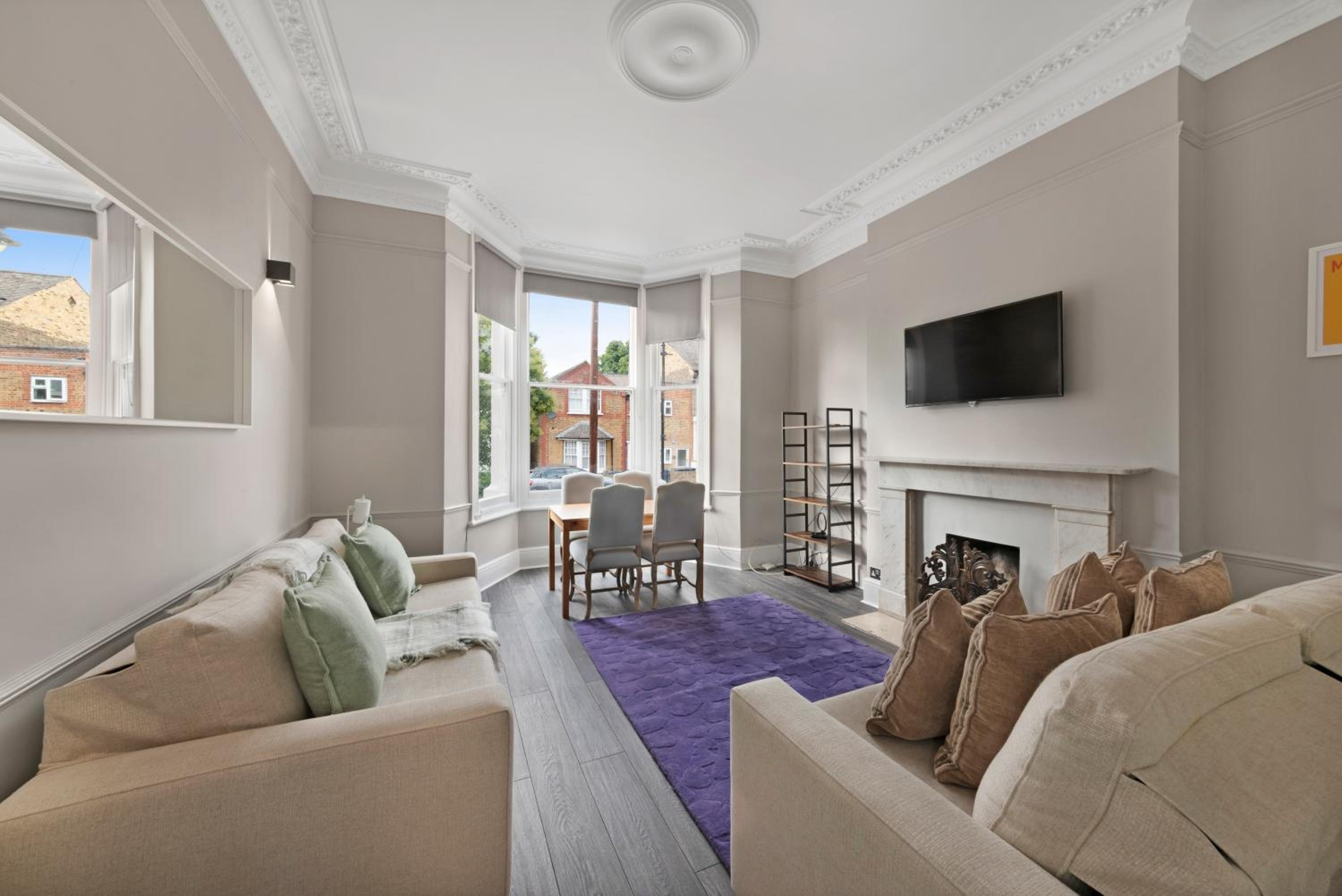 Avenue Road Raised Ground Floor Apartment W3 Sleeps 4