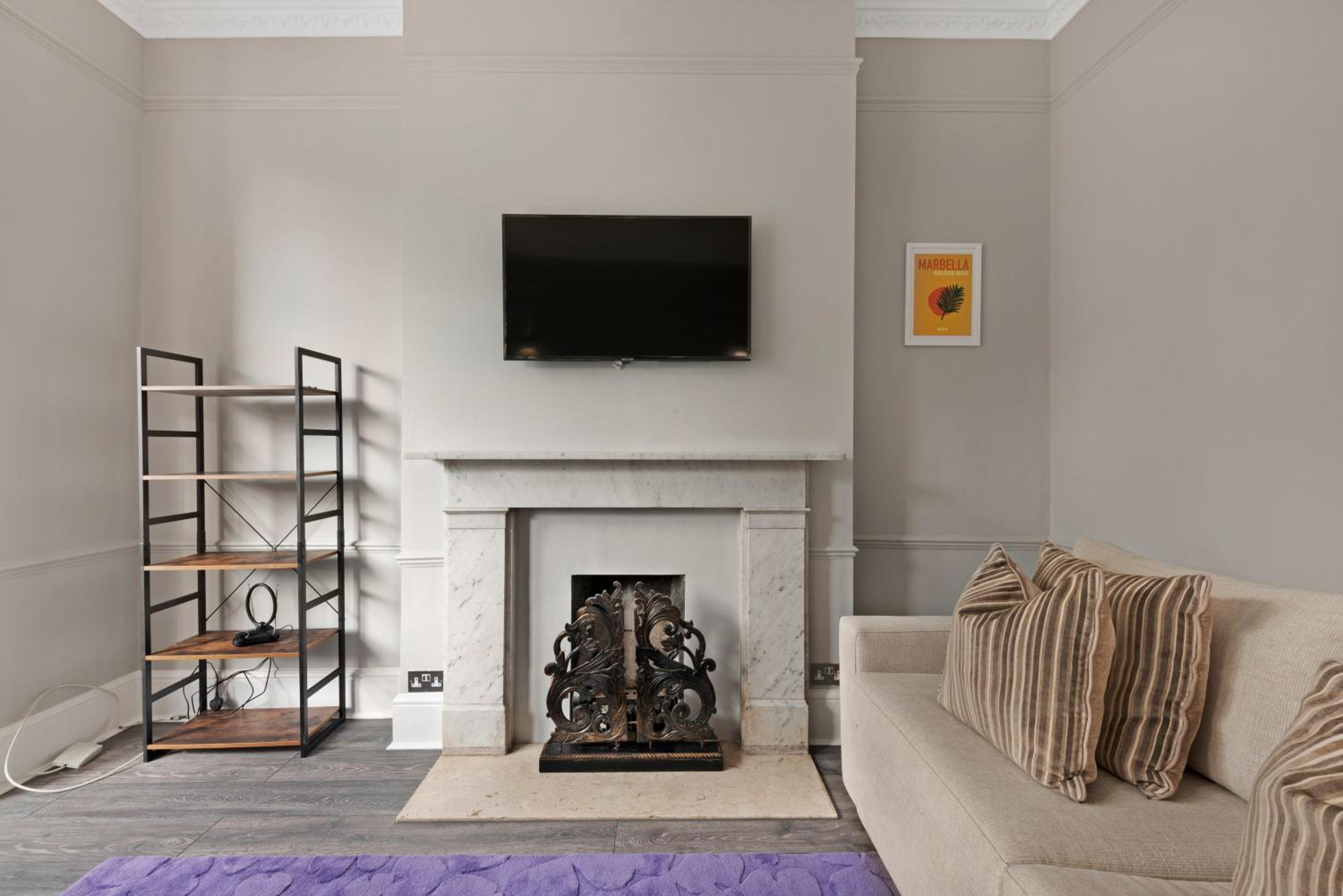Avenue Road Raised Ground Floor Apartment W3 Sleeps 4