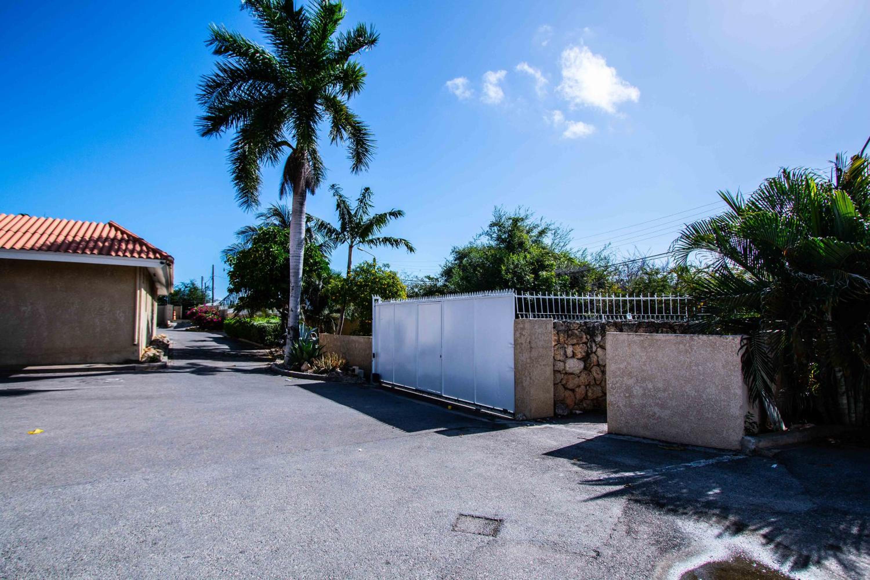 CocoCasa 22 Stylish Luxury Apartment with Pool near Jan Thiel Beach