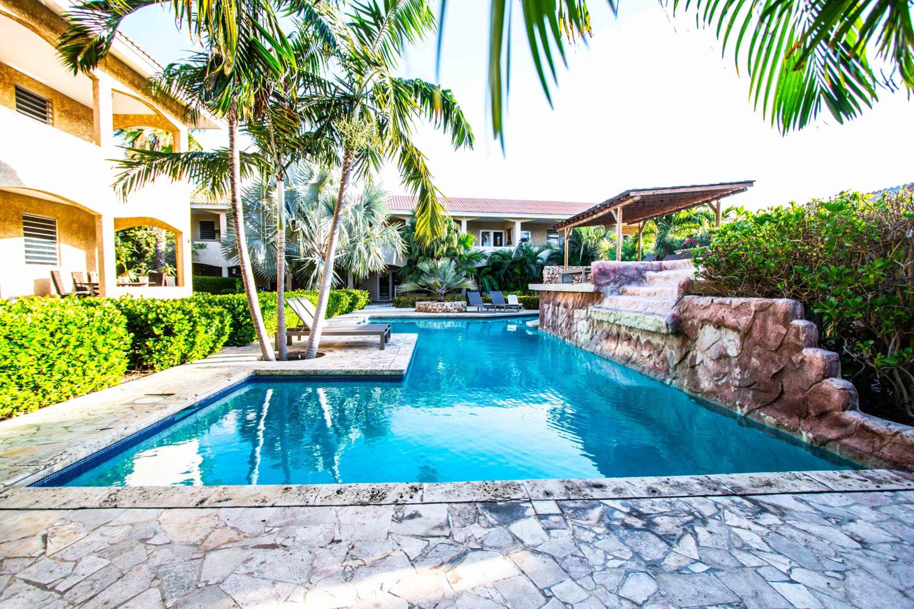 CocoCasa 22 Stylish Luxury Apartment with Pool near Jan Thiel Beach