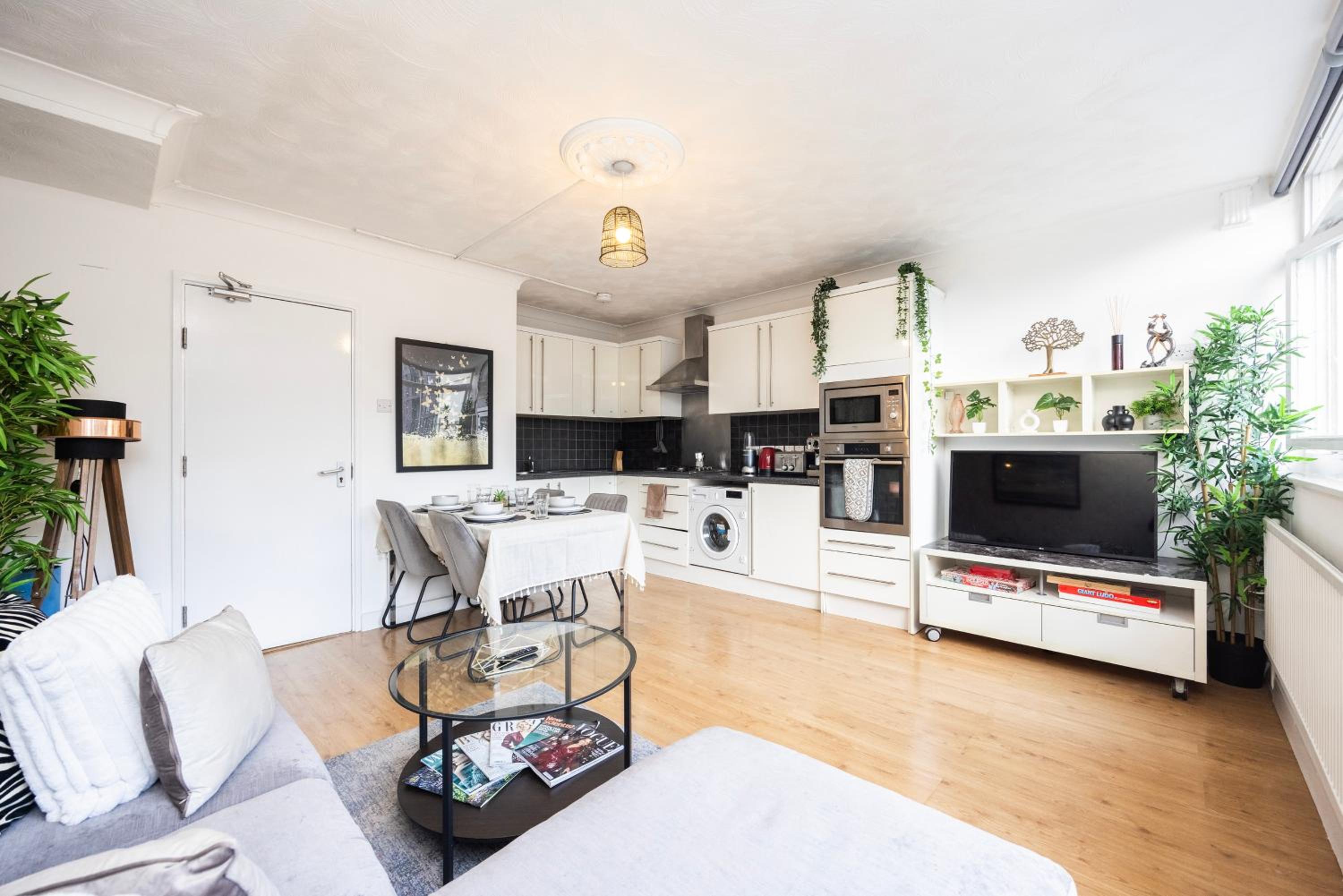 Trendy 4 bed apartment near vibrant Shoreditch w balcony and walking distance to tube photo 3