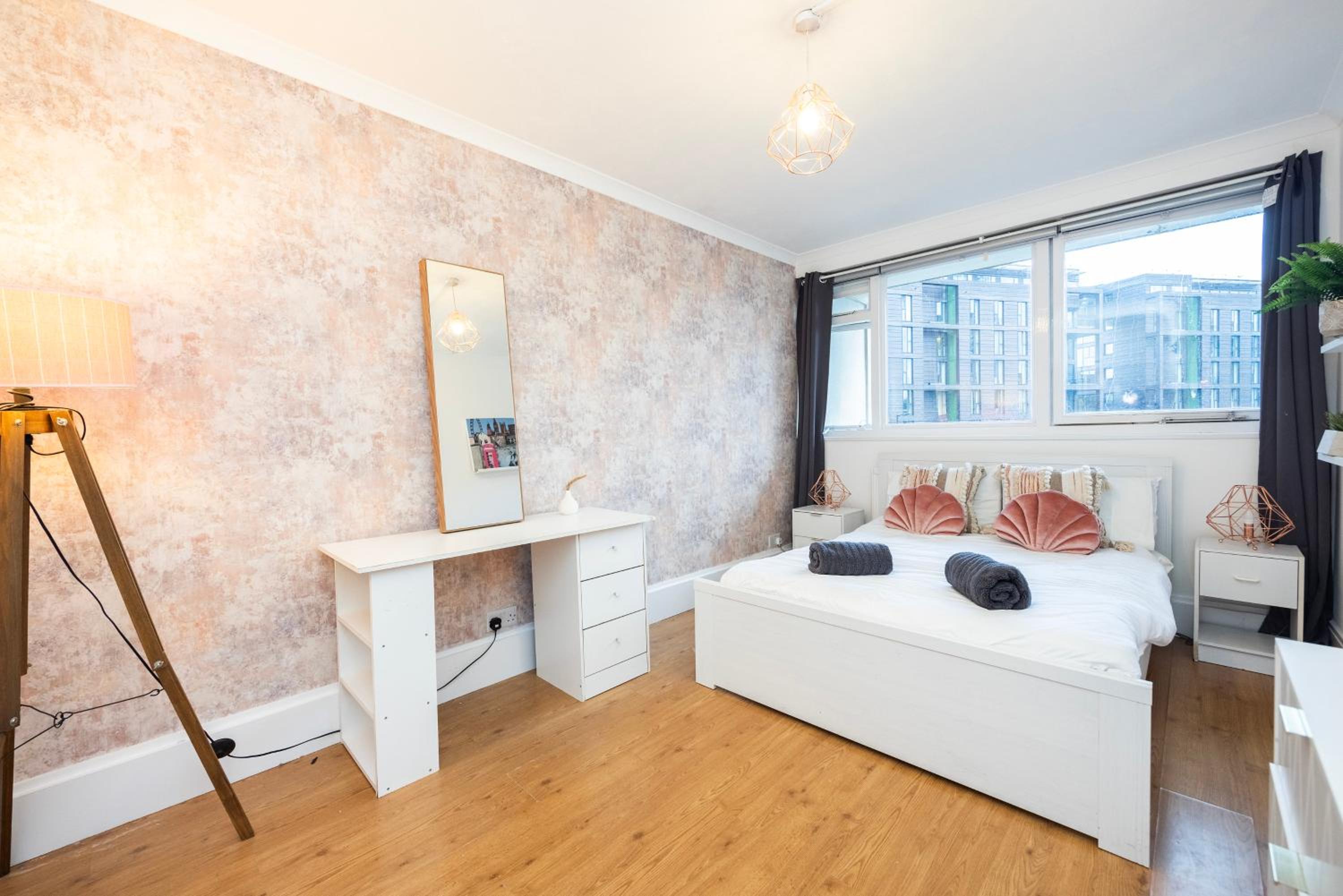 Trendy 4 bed apartment near vibrant Shoreditch w balcony and walking distance to tube photo 5