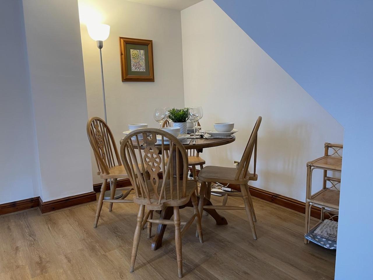 Pine Cottage cosy 3 bed sleeps 4 - dogs very welcome view 3