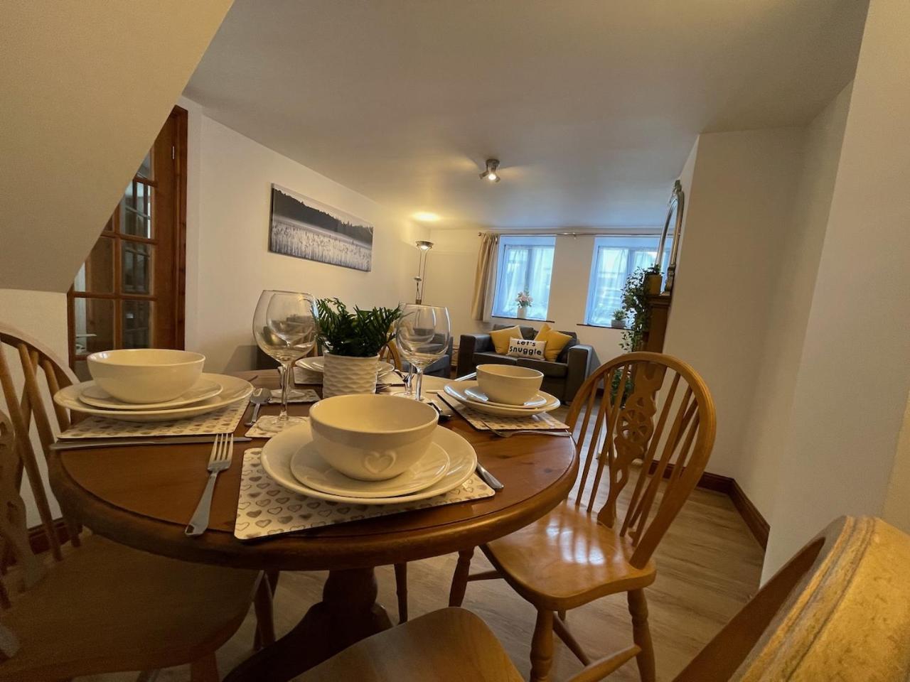 Pine Cottage cosy 3 bed sleeps 4 - dogs very welcome view 2