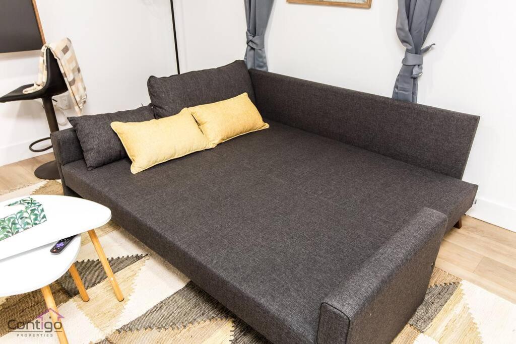 The Zen Den, King Bed, Near DT, WEM, Heated Floor, Bsmt Suite