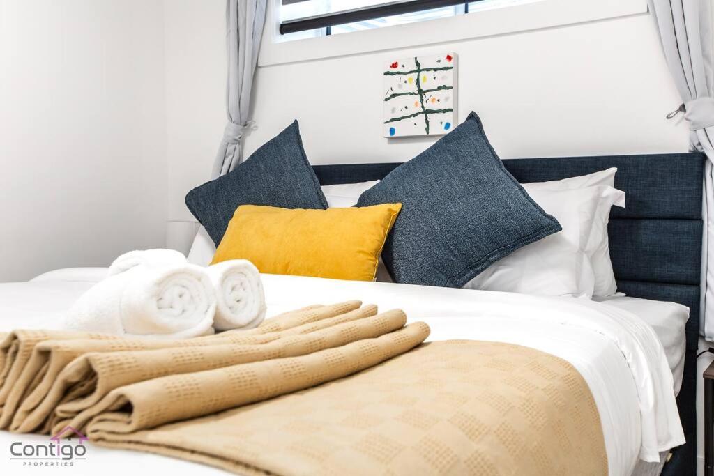 The Zen Den, King Bed, Near DT, WEM, Heated Floor, Bsmt Suite