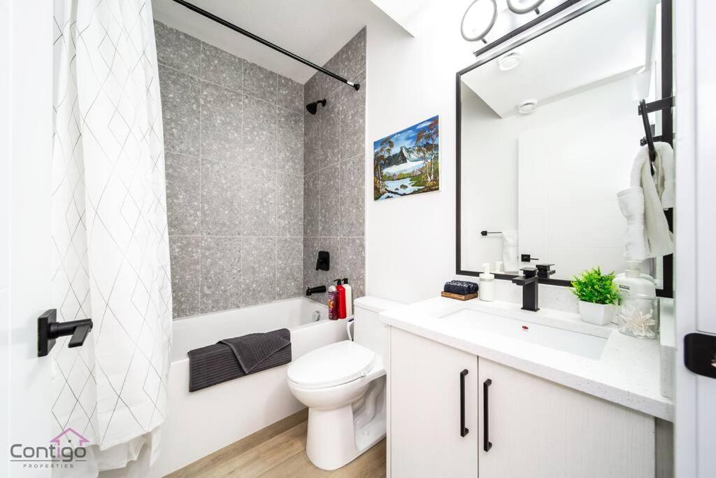 The Zen Den, King Bed, Near DT, WEM, Heated Floor, Bsmt Suite