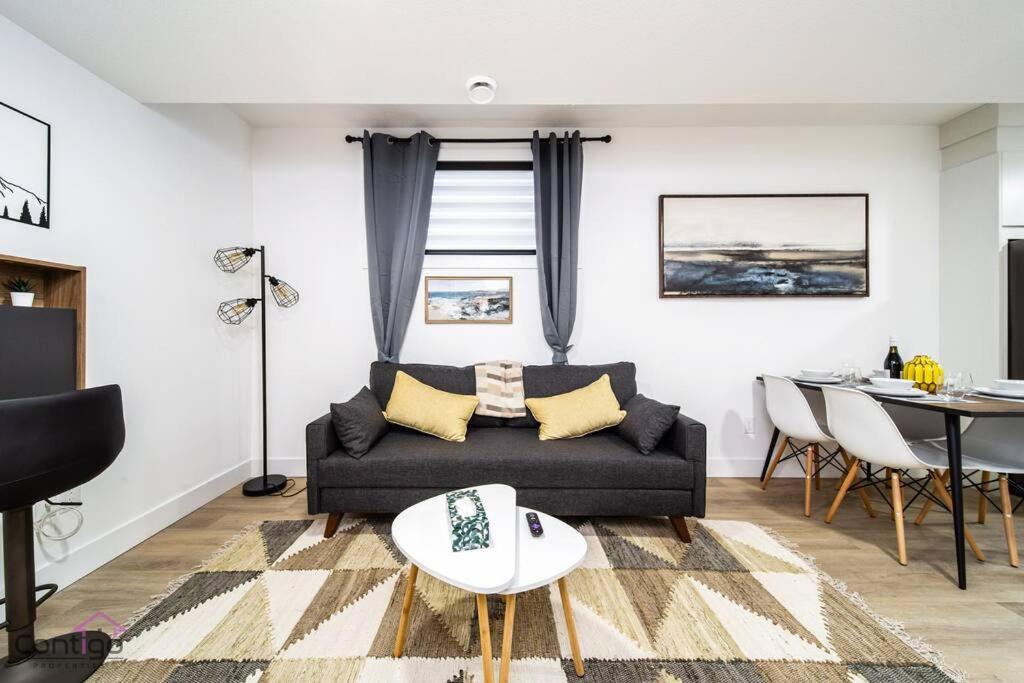 The Zen Den, King Bed, Near DT, WEM, Heated Floor, Bsmt Suite