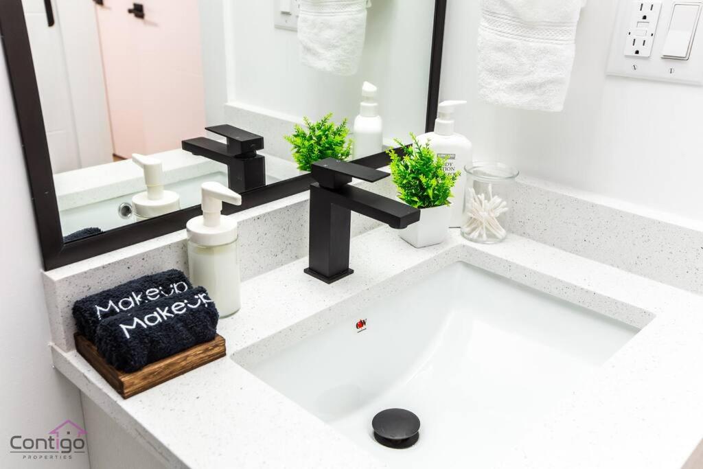 The Zen Den, King Bed, Near DT, WEM, Heated Floor, Bsmt Suite