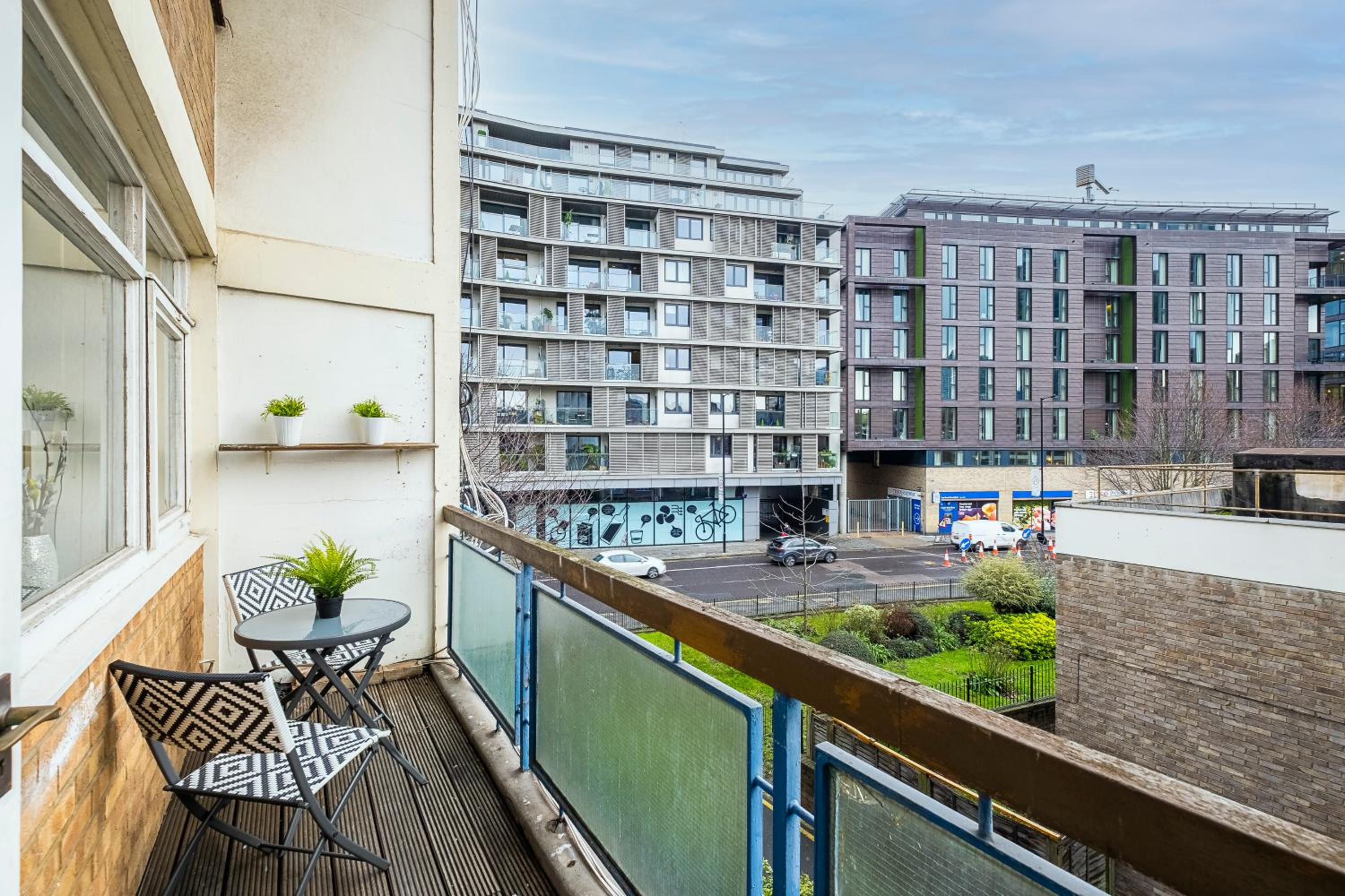 Trendy 4 bed apartment near vibrant Shoreditch w balcony and walking distance to tube — London