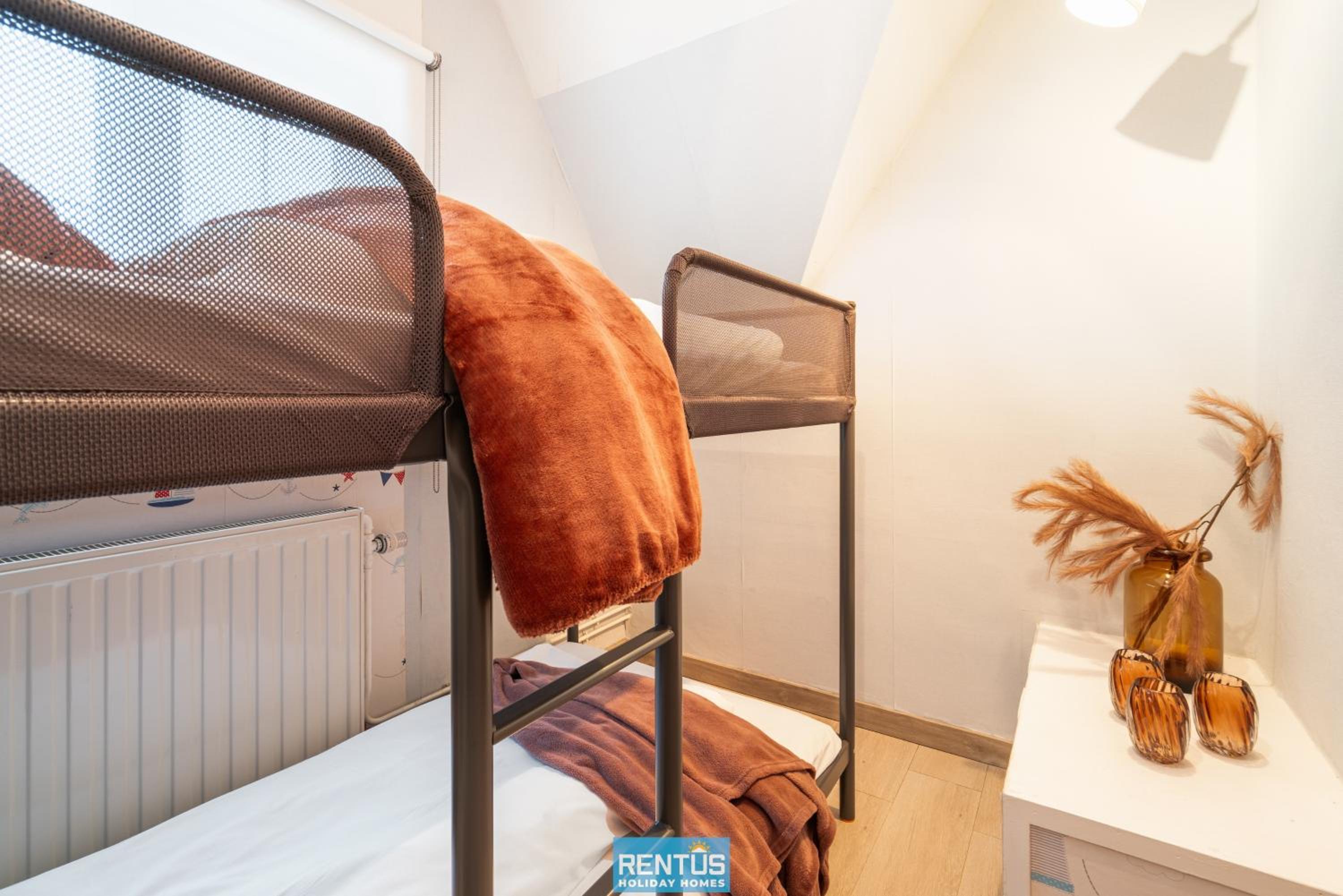 Villa De Mus - house with enclosed garden for 9 people