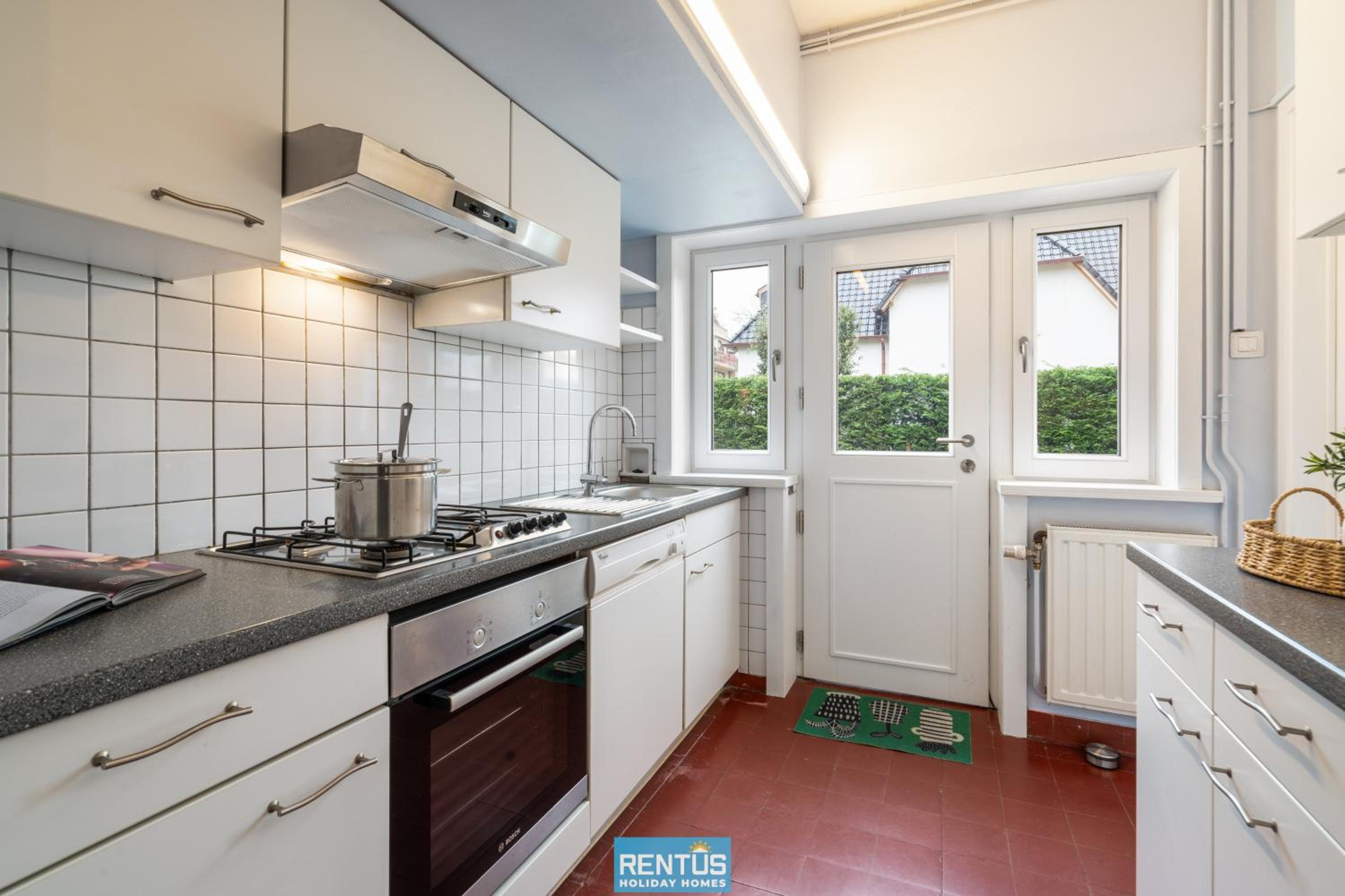 Villa De Mus - house with enclosed garden for 9 people