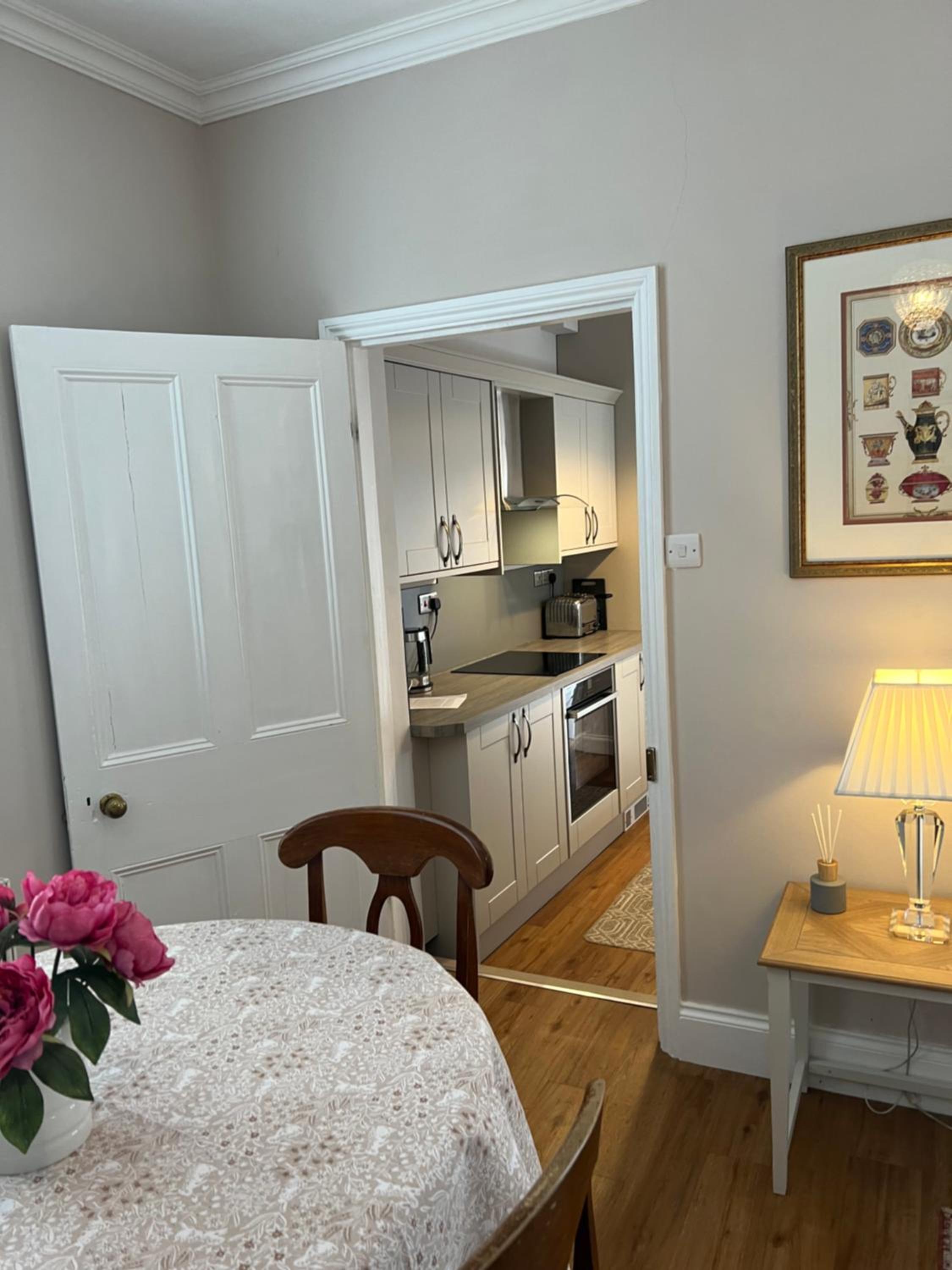 The Lily Pad - Boutique Townhouse, a short walk to Town Center and Racecourse view 4