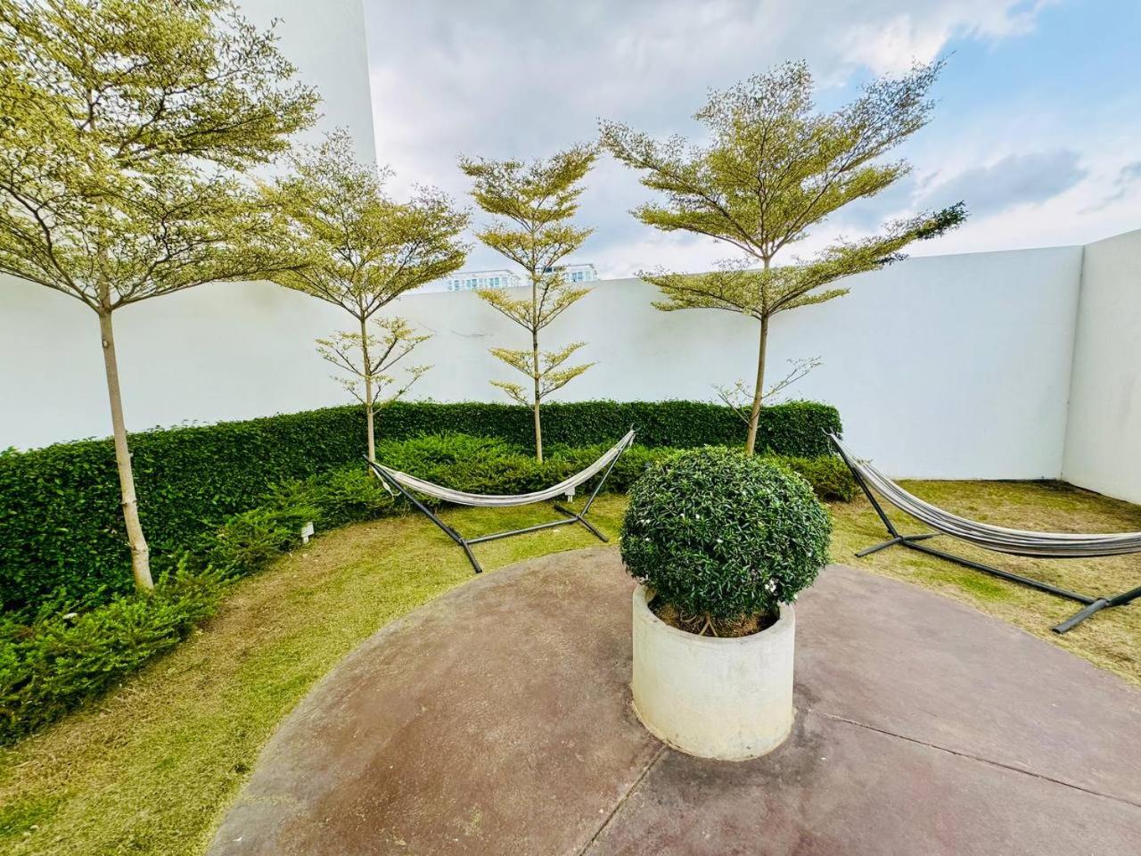 Luxury Family Fun Suites - Infinity Pool, Ps5, Private-Cinema with Balcony M1 photo 4