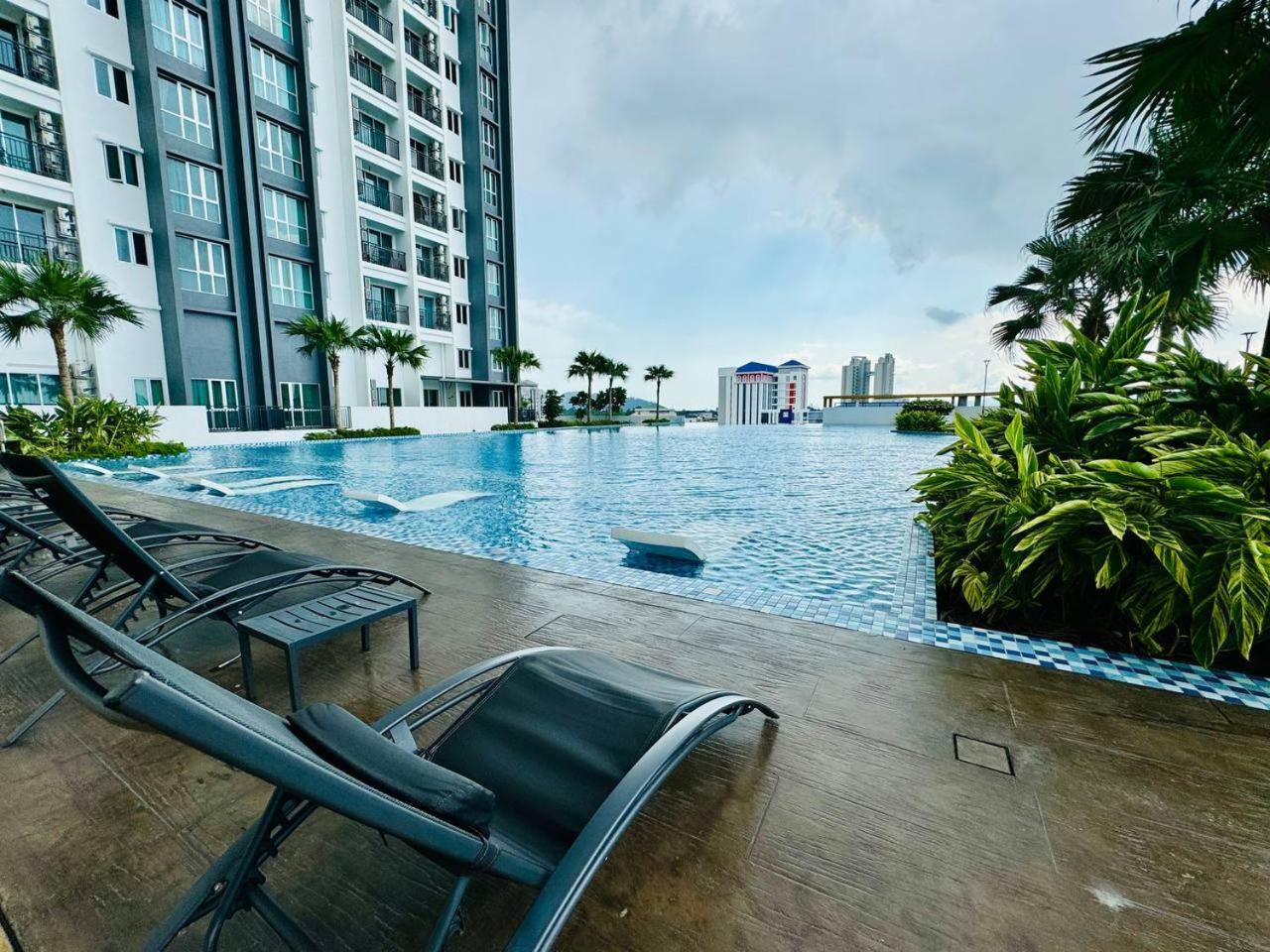 Luxury Family Fun Suites - Infinity Pool, Ps5, Private-Cinema with Balcony M1 photo 7