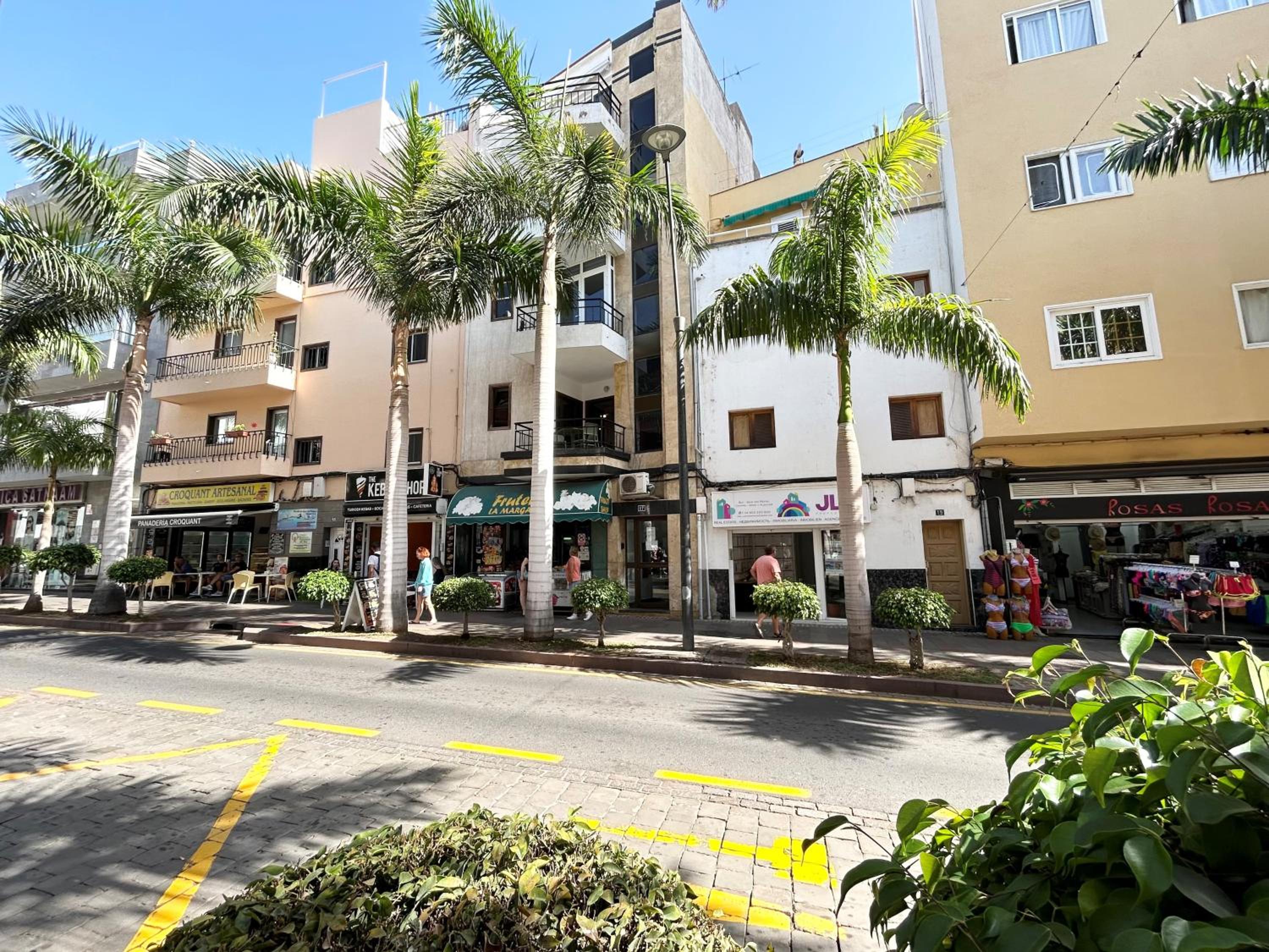 Beautiful, 2 double bedrooms apartment in Central Los Cristianos, 3 mins from the beach photo 2