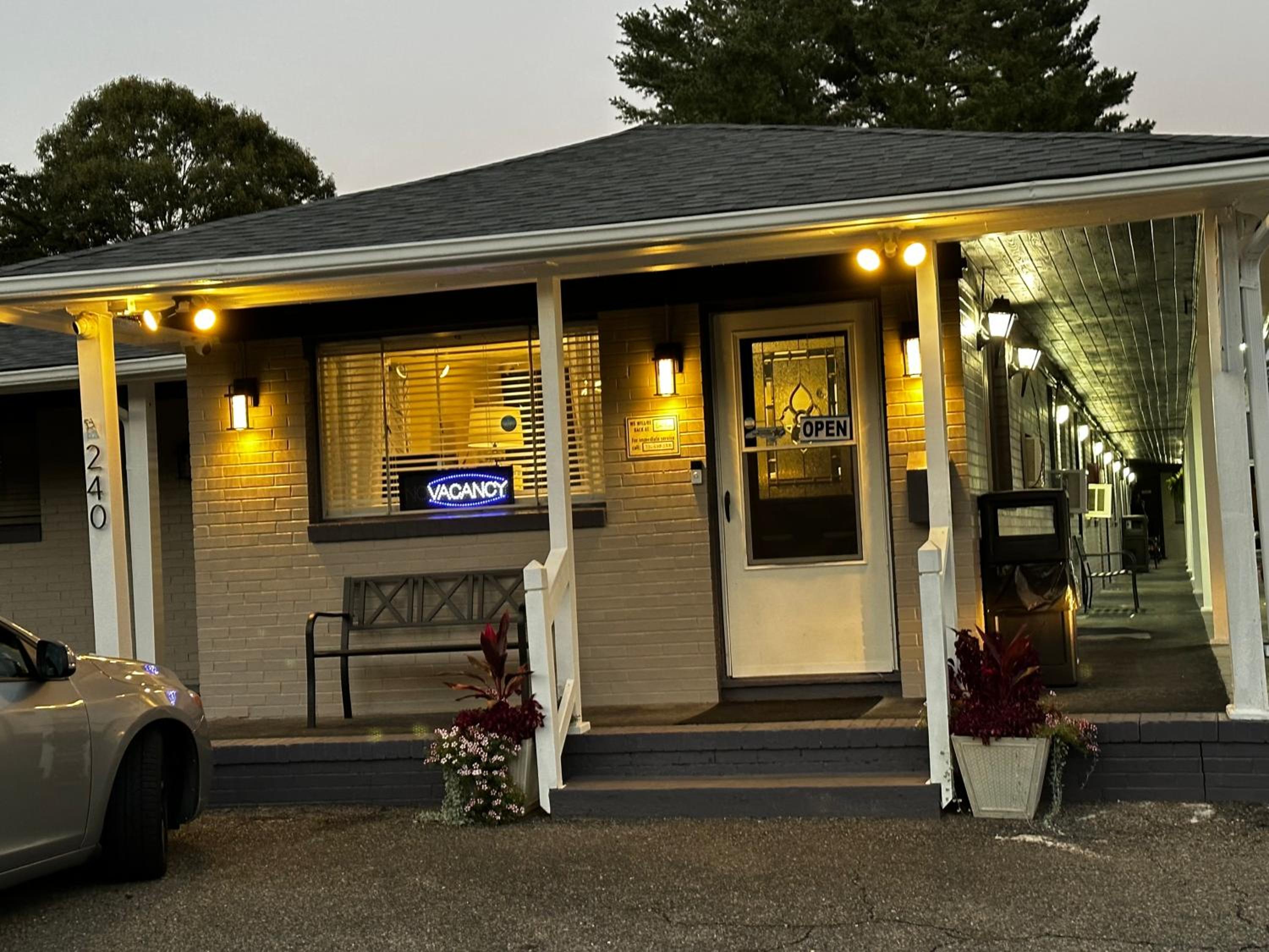 Bea's Parkway Inn view 2
