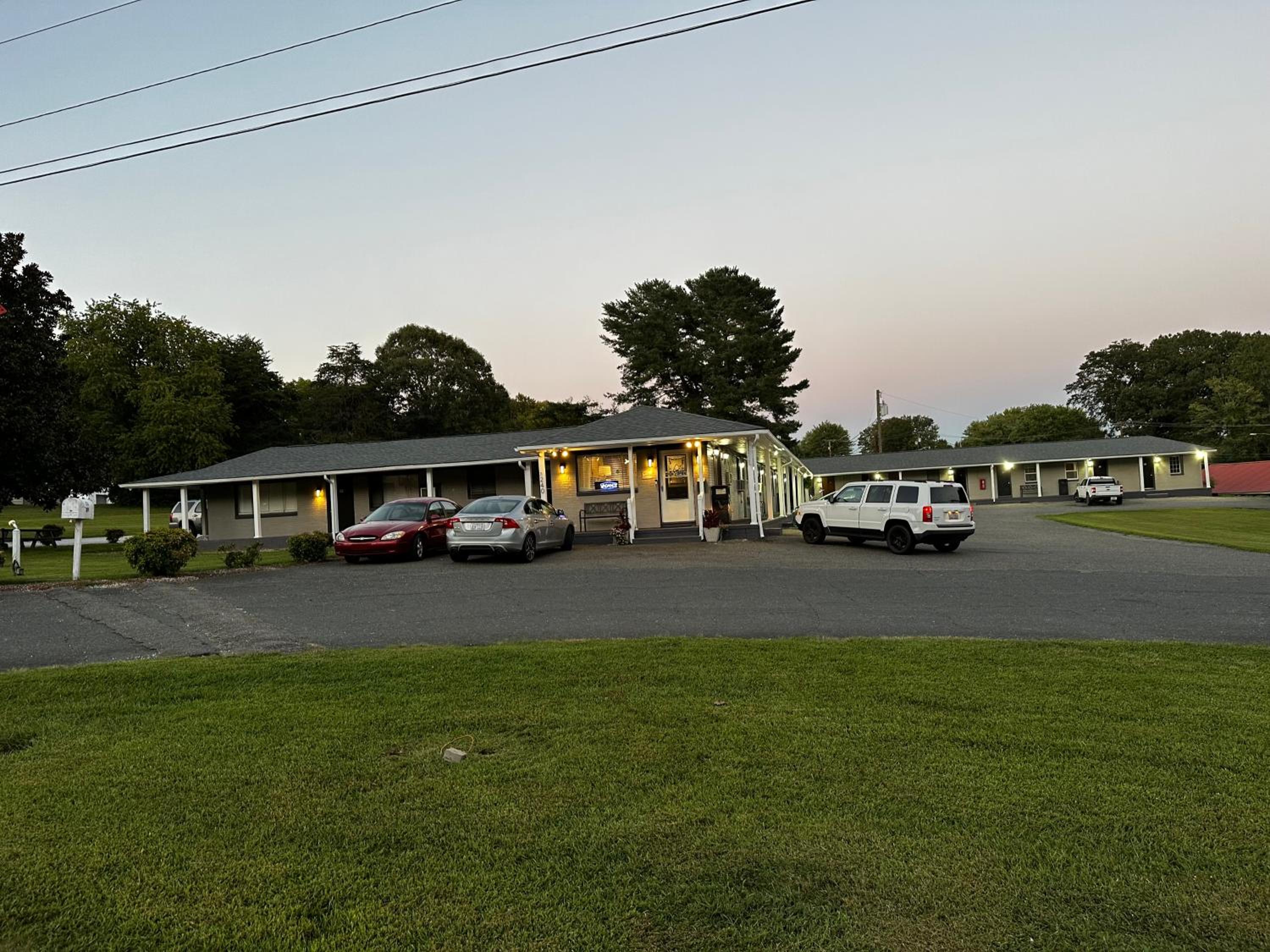 Bea's Parkway Inn view 3