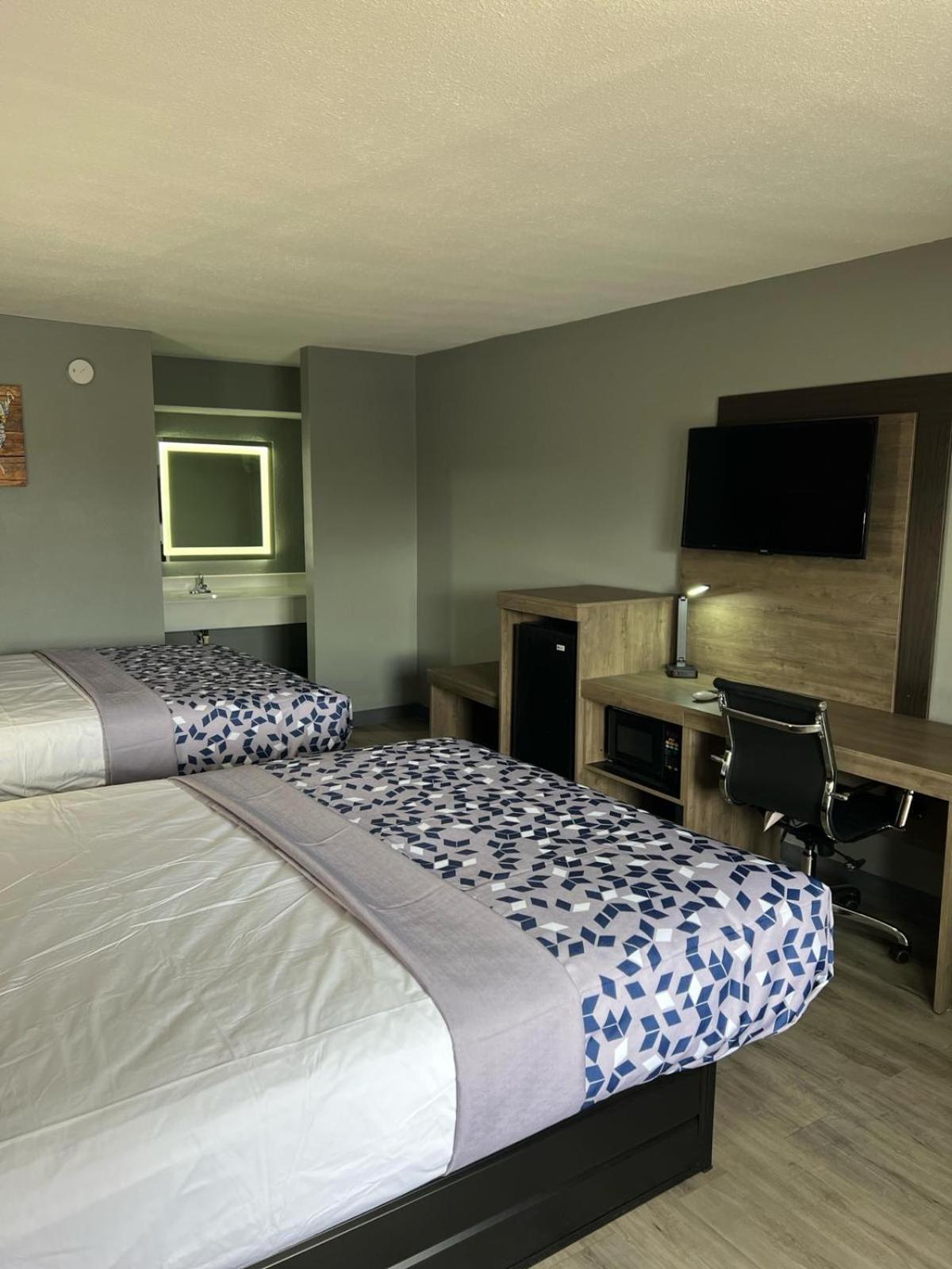 Econo lodge Kennett view 3