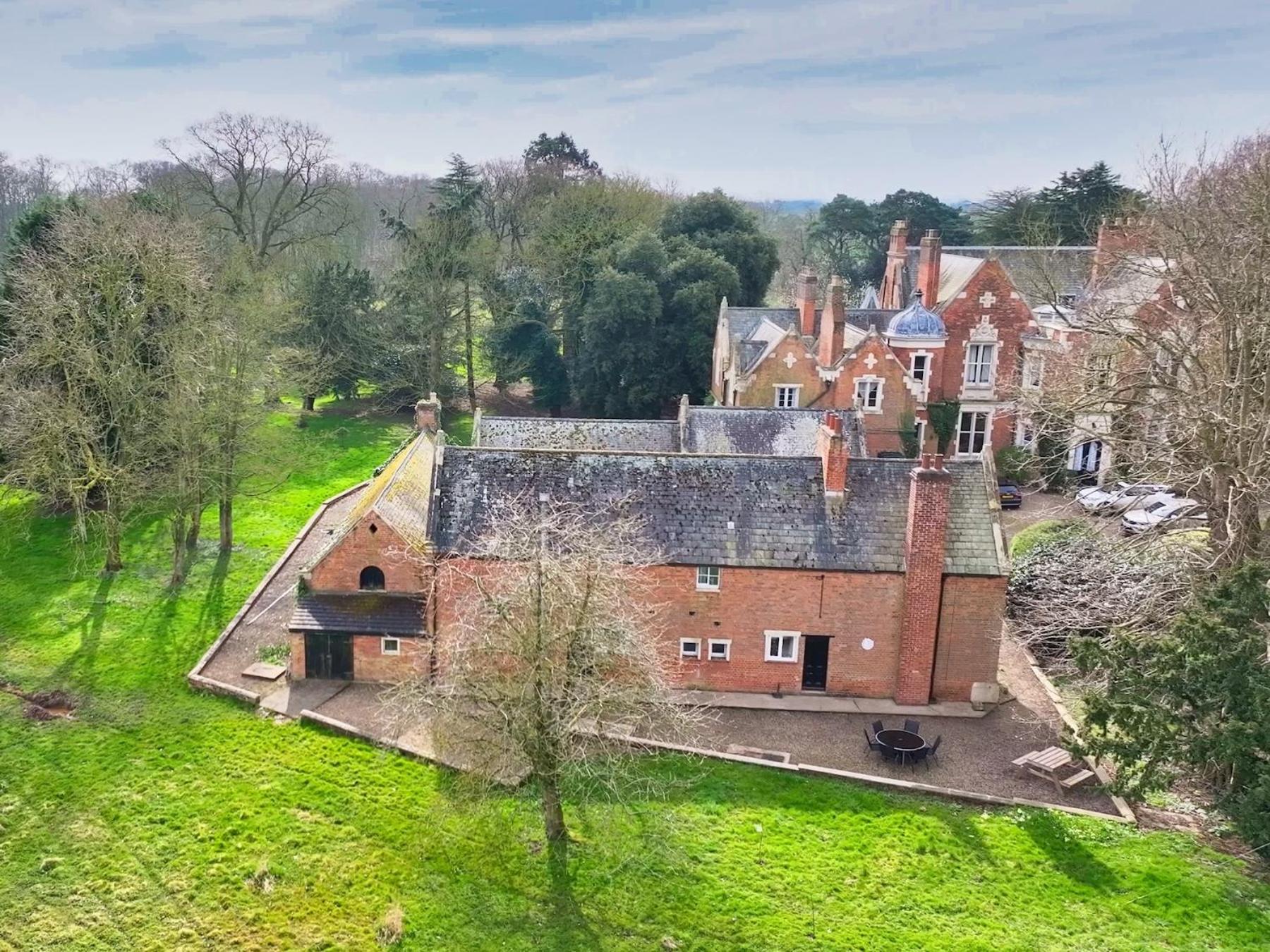 Enholmes Coach House