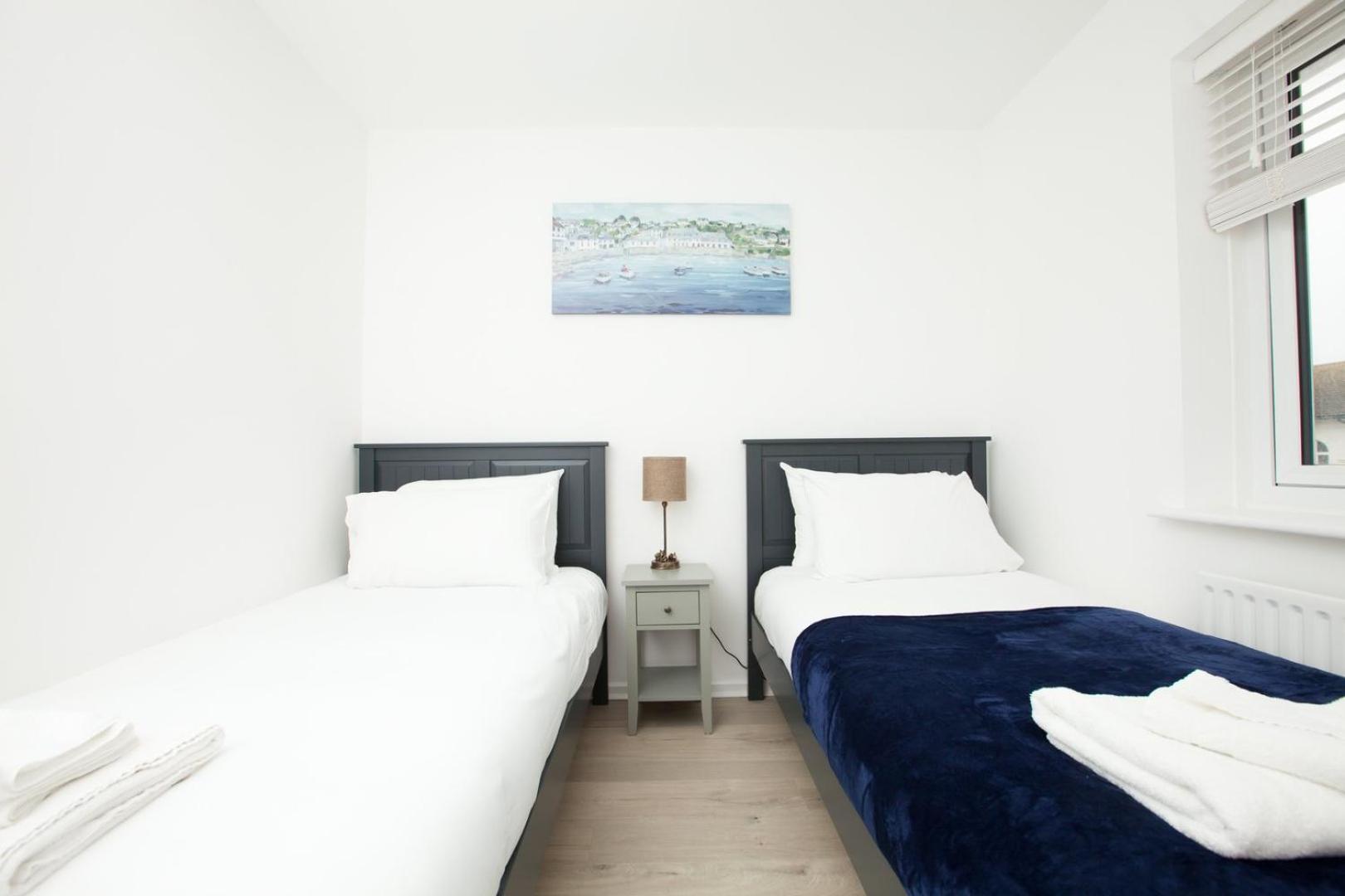 Stylish Seaside Stay – Brighton Marina Views