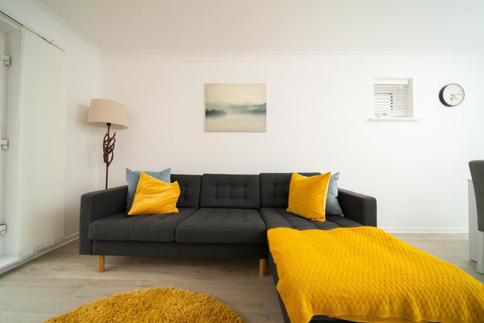 Stylish Seaside Stay – Brighton Marina Views