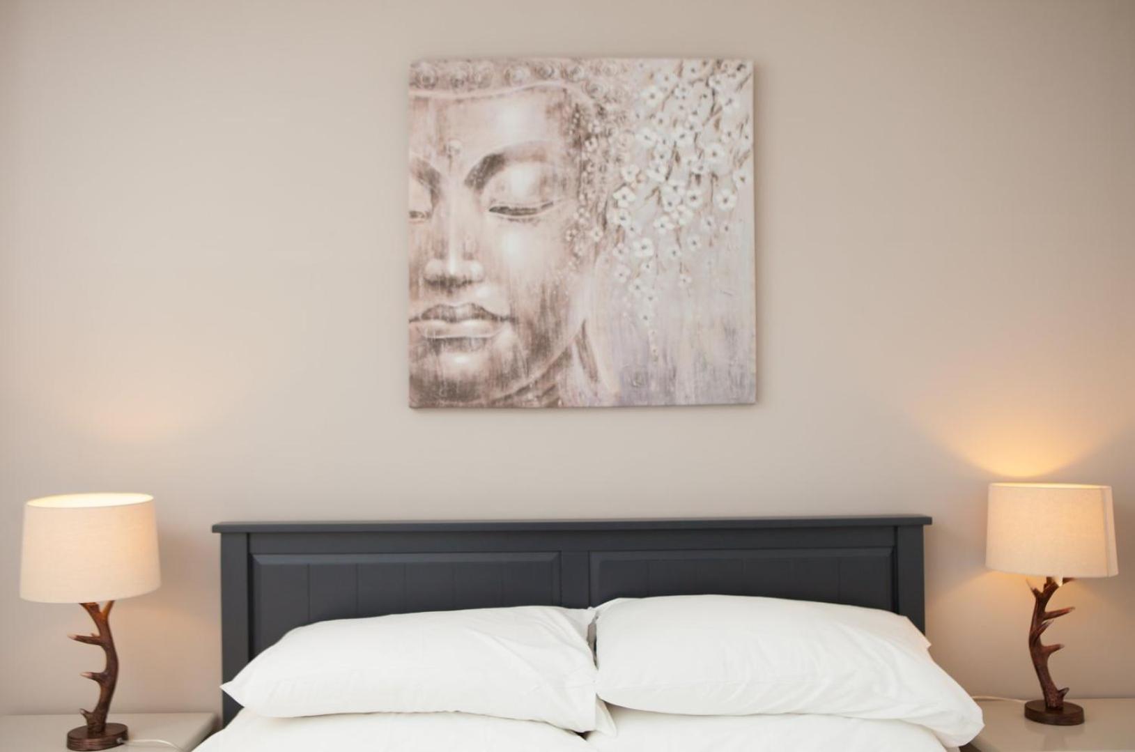 Stylish Seaside Stay – Brighton Marina Views