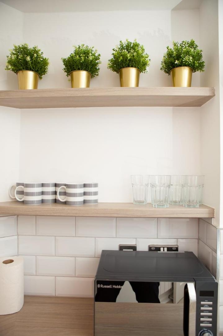 Stylish Seaside Stay – Brighton Marina Views