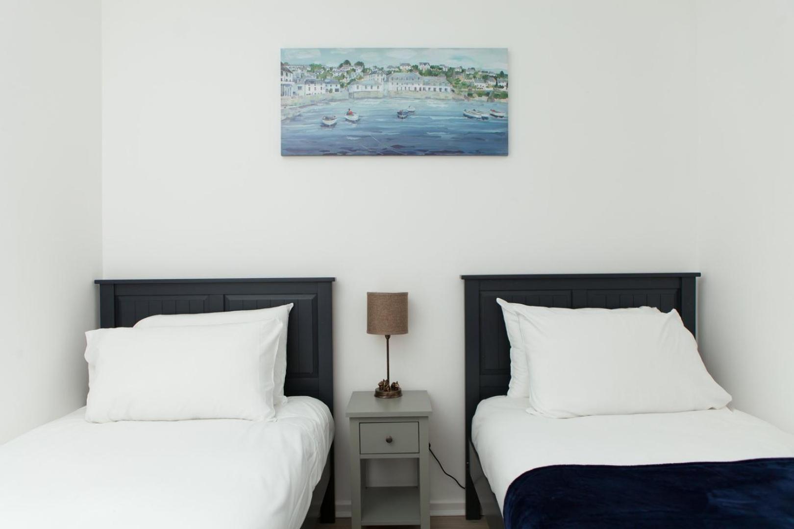 Stylish Seaside Stay – Brighton Marina Views