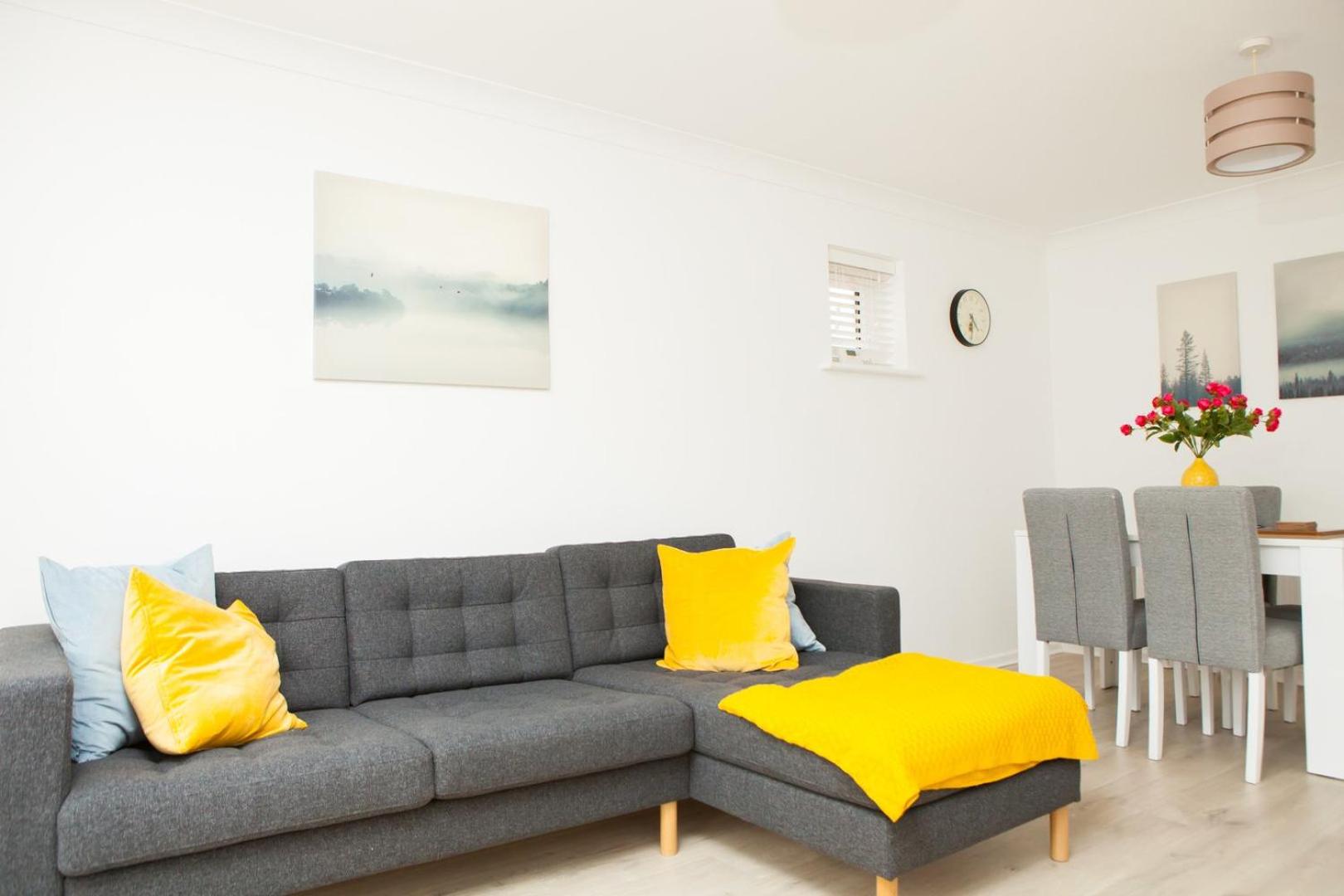 Stylish Seaside Stay – Brighton Marina Views