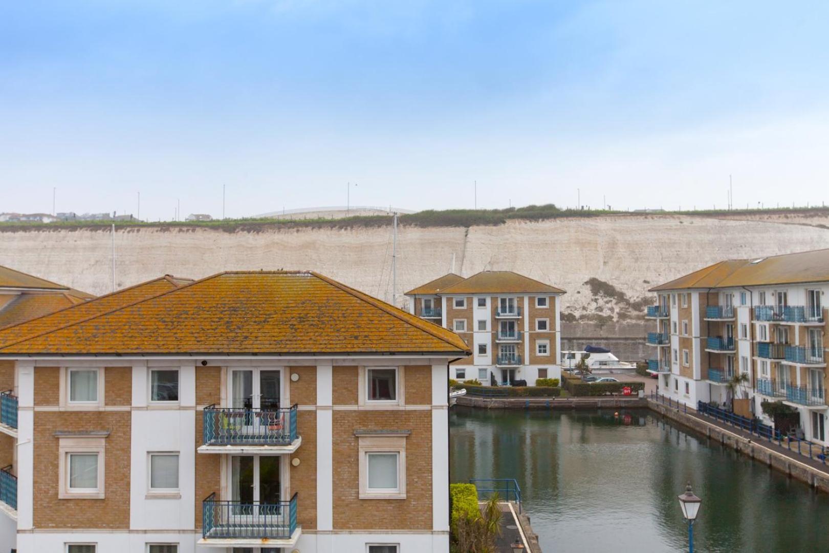 Stylish Seaside Stay – Brighton Marina Views