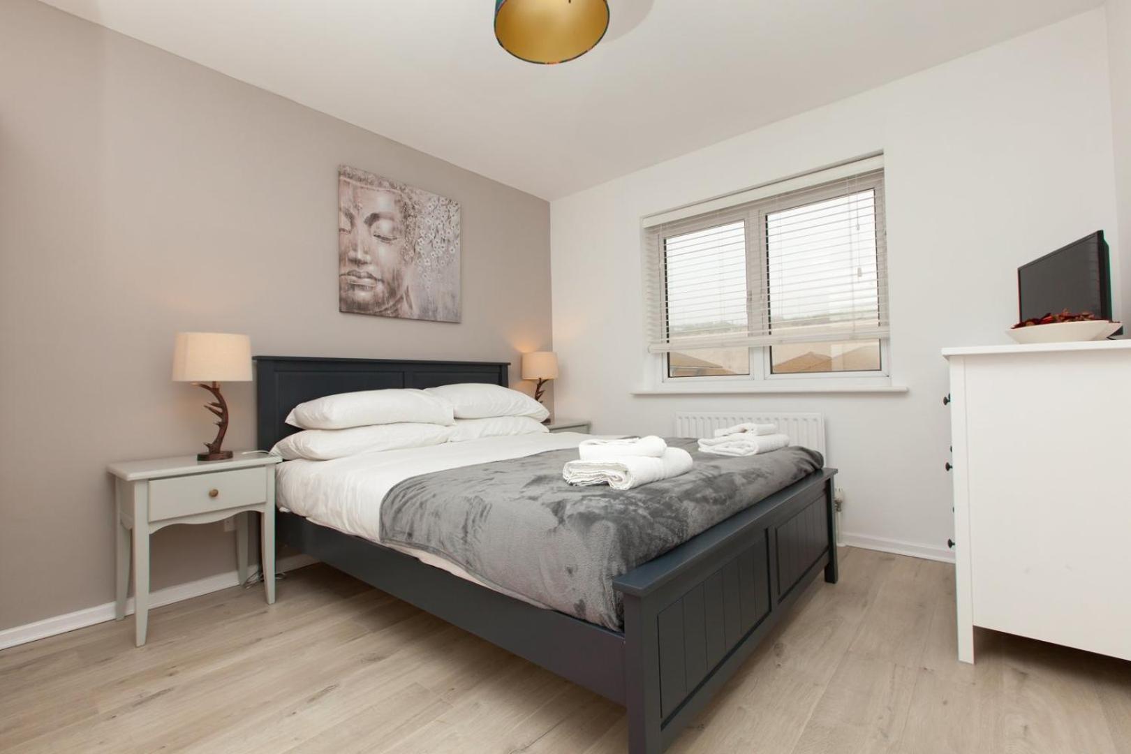 Stylish Seaside Stay – Brighton Marina Views