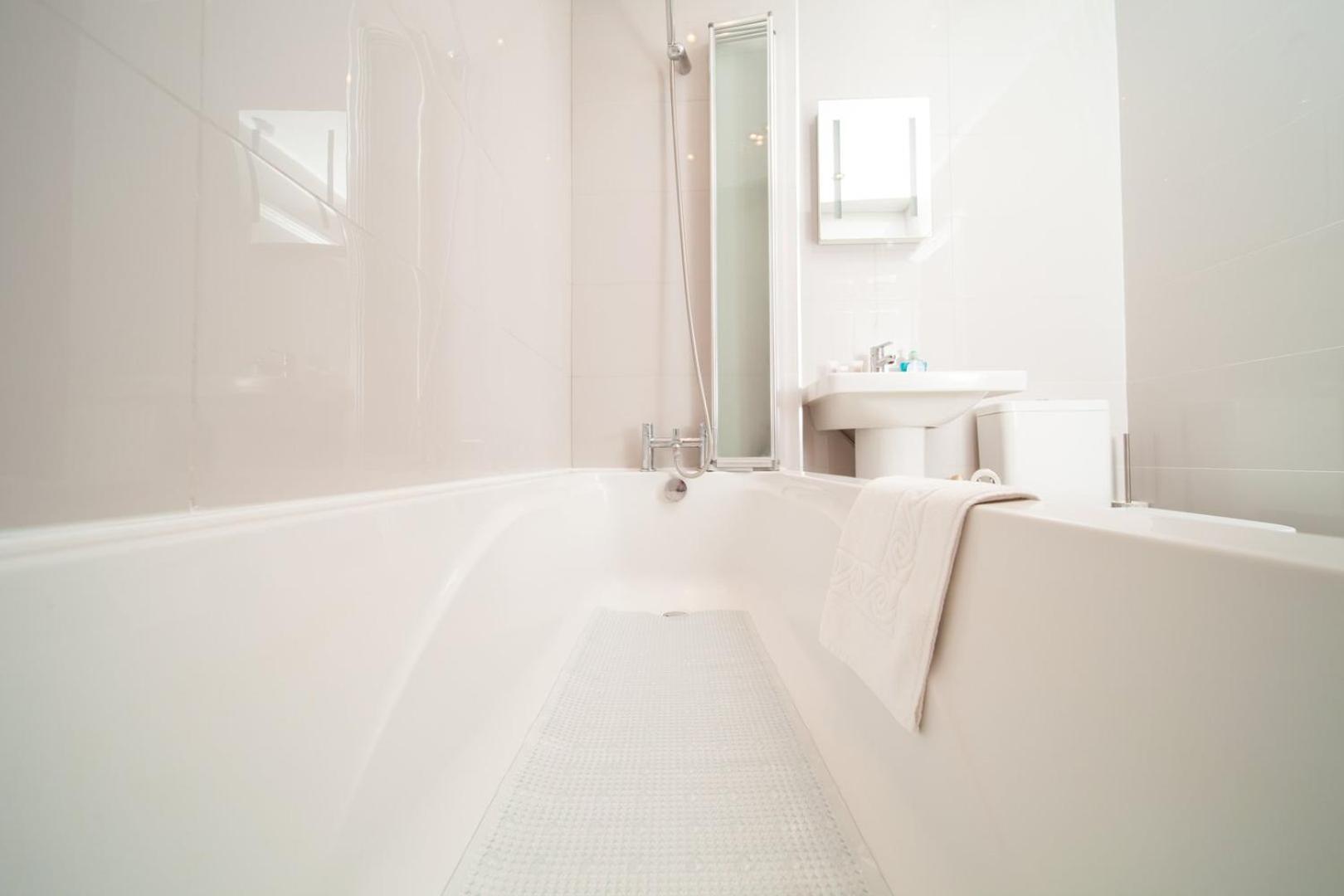 Stylish Seaside Stay – Brighton Marina Views