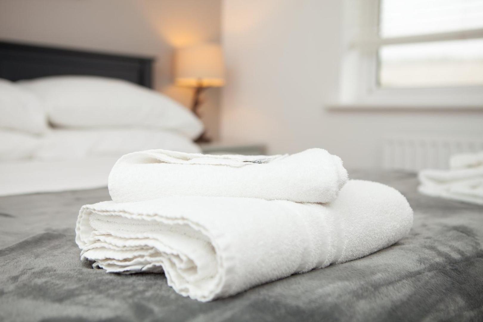 Stylish Seaside Stay – Brighton Marina Views